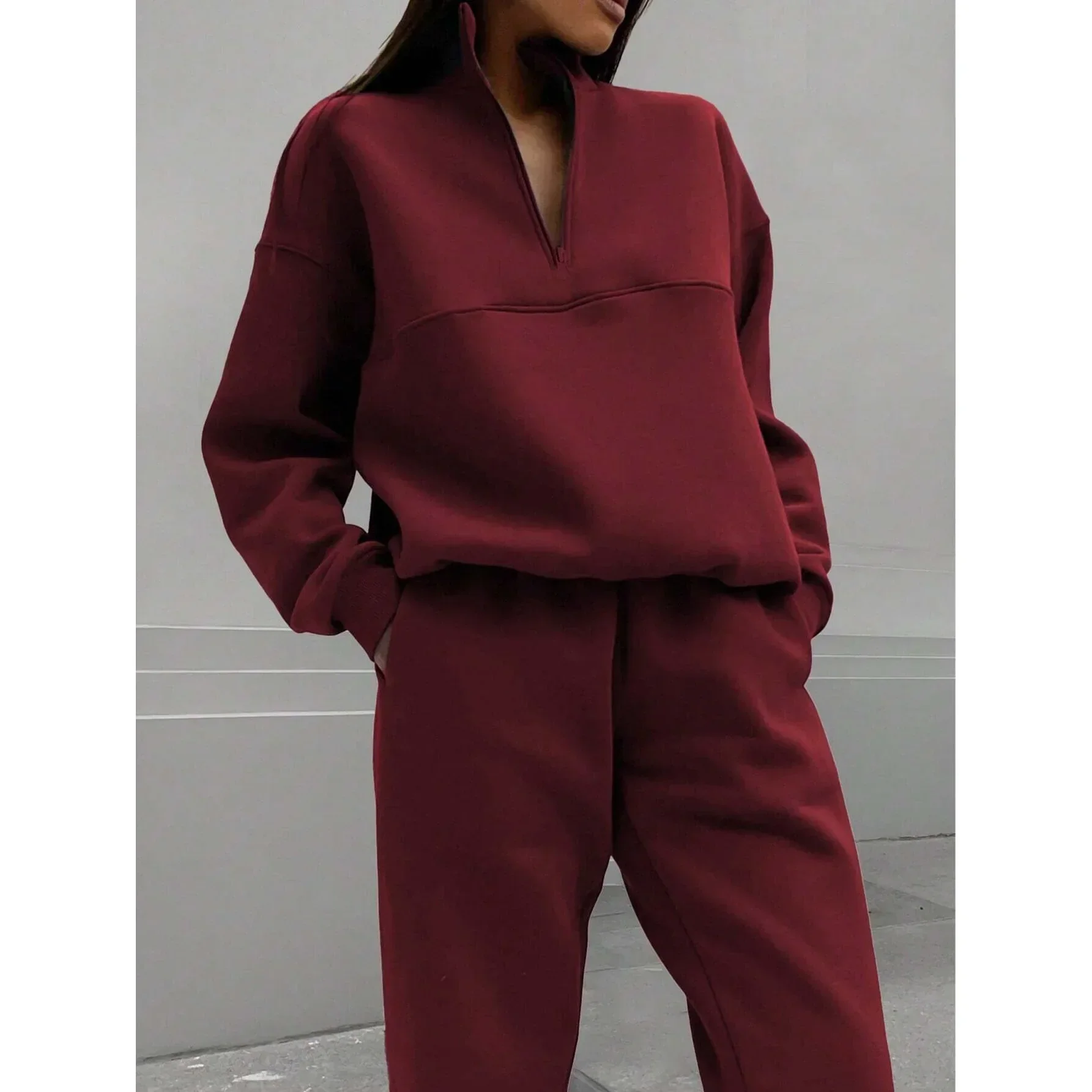 Ensemble de survêtement décontracté à col zippé pour femme - Style moderne et urbain - Image 10