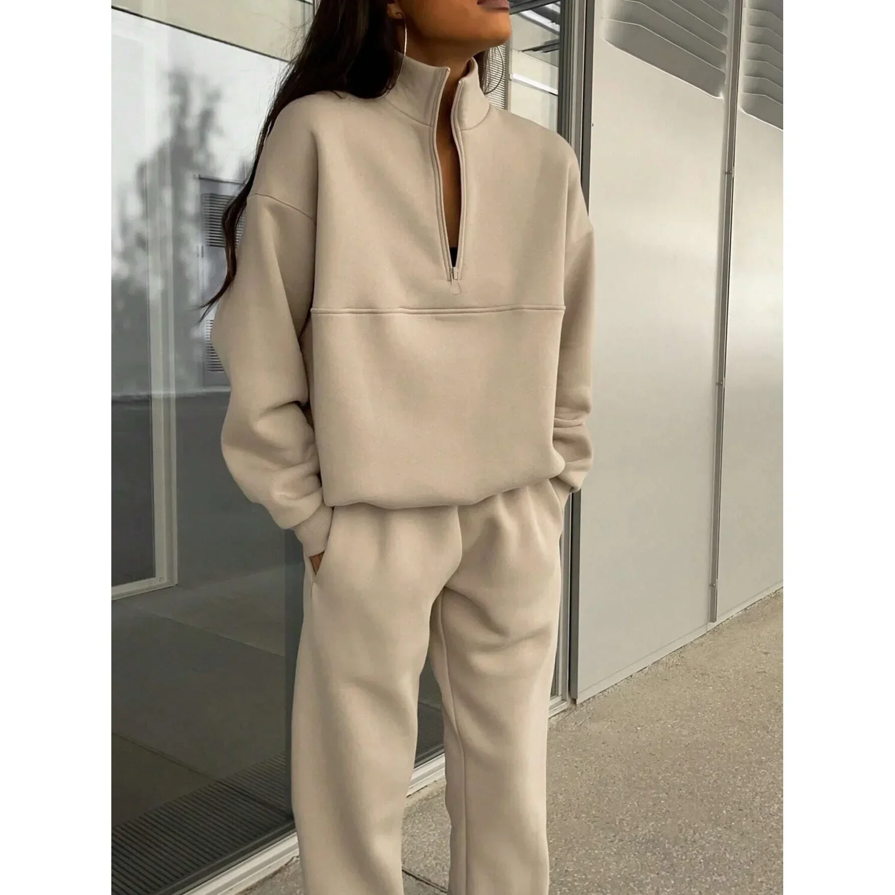 Ensemble de survêtement décontracté à col zippé pour femme - Style moderne et urbain - Image 11