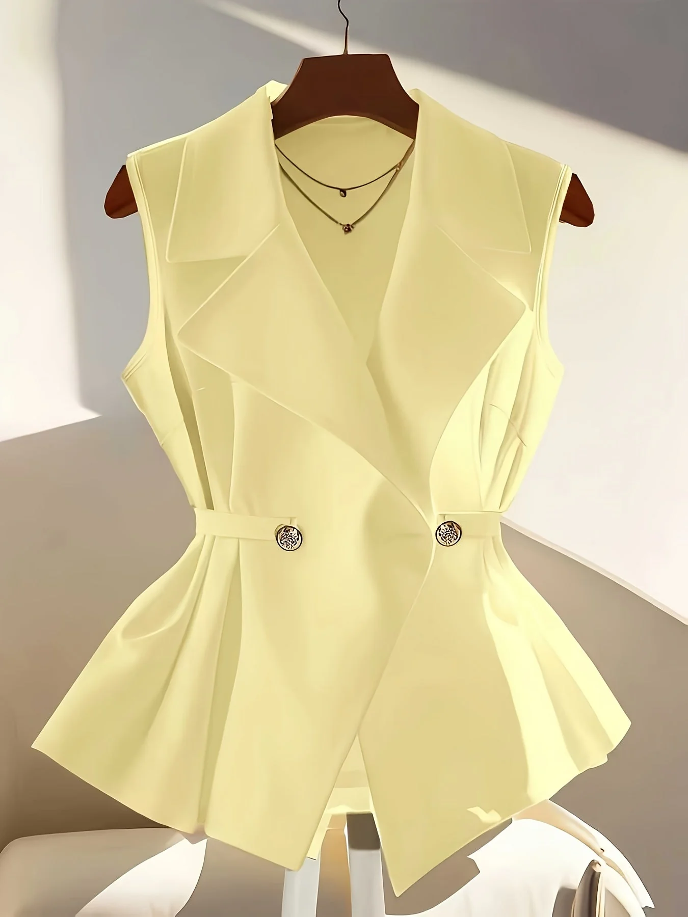 Gilet sans manches femme style tailleur chic pour bureau ou événement - Image 3