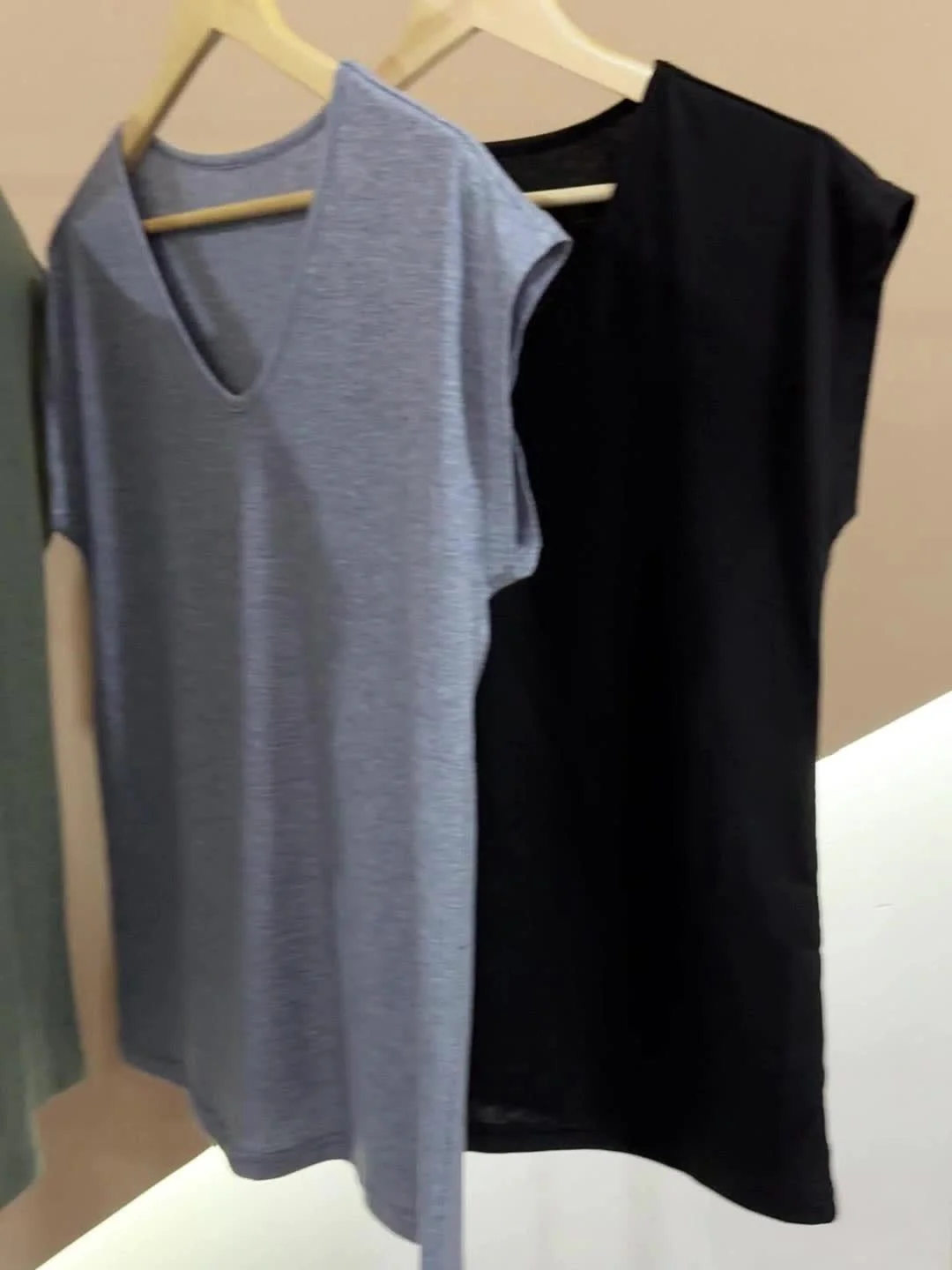 Lot de 3 T-shirts décontractés à col V pour femme – Style basique, manches courtes, parfait pour le quotidien - Image 11