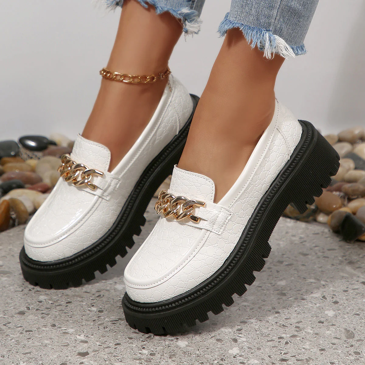 Mocassins à plateforme pour femme style urbain avec chaîne décorative, confort quotidien - Image 2