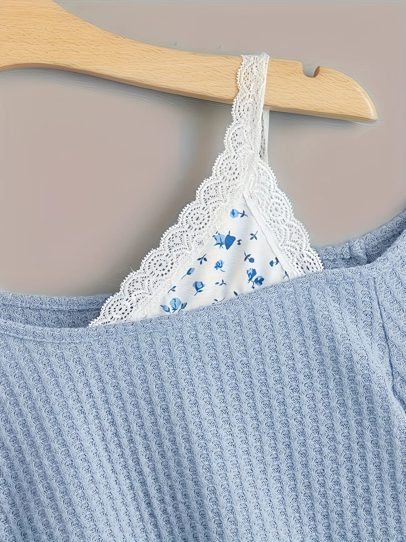 Pull court femme style asymétrique à épaule dénudée avec détail dentelle – Mode décontractée tendance - Image 5