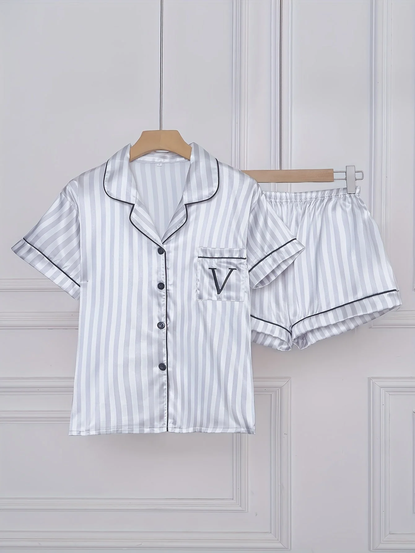 Pyjama court femme à rayures style classique pour la maison - ensemble chemise et short confortable - Image 3