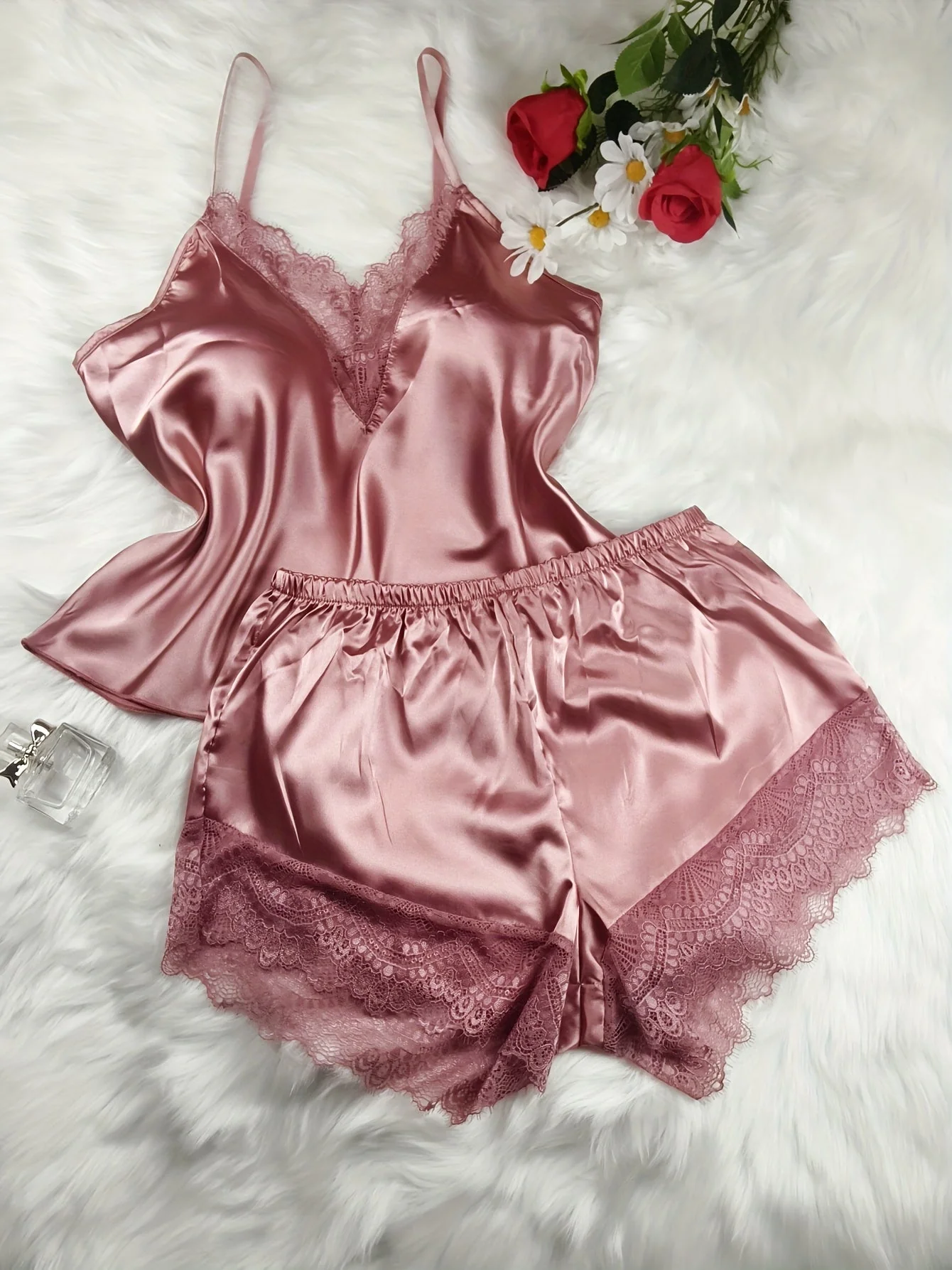 Pyjama court femme style sexy pour la maison - ensemble débardeur et short avec détails en dentelle, idéal printemps-été - Image 3
