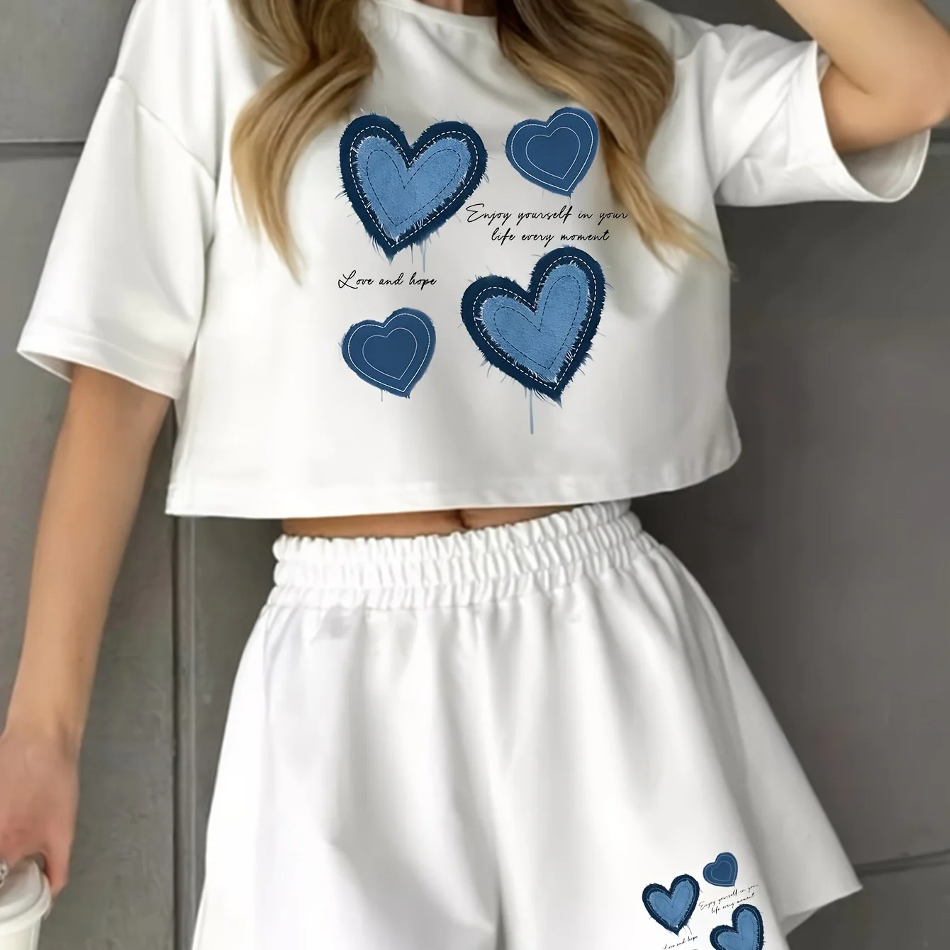 Pyjama d'intérieur décontracté pour femme avec imprimé cœurs bleus – Ensemble short et t-shirt, style cosy pour la maison - Image 12
