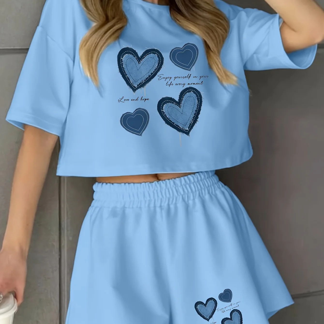 Pyjama d'intérieur décontracté pour femme avec imprimé cœurs bleus – Ensemble short et t-shirt, style cosy pour la maison - Image 13