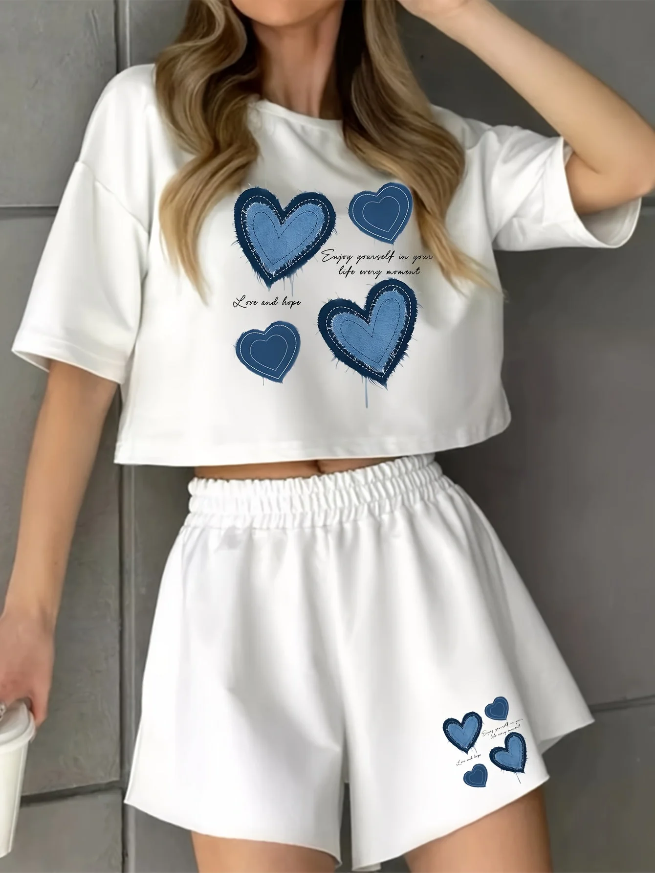 Pyjama d'intérieur décontracté pour femme avec imprimé cœurs bleus – Ensemble short et t-shirt, style cosy pour la maison - Image 3