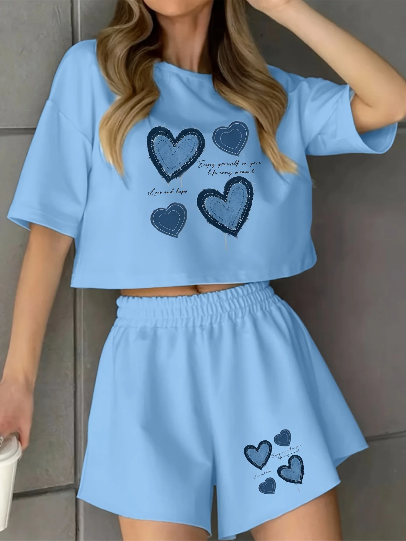 Pyjama d'intérieur décontracté pour femme avec imprimé cœurs bleus – Ensemble short et t-shirt, style cosy pour la maison - Image 4