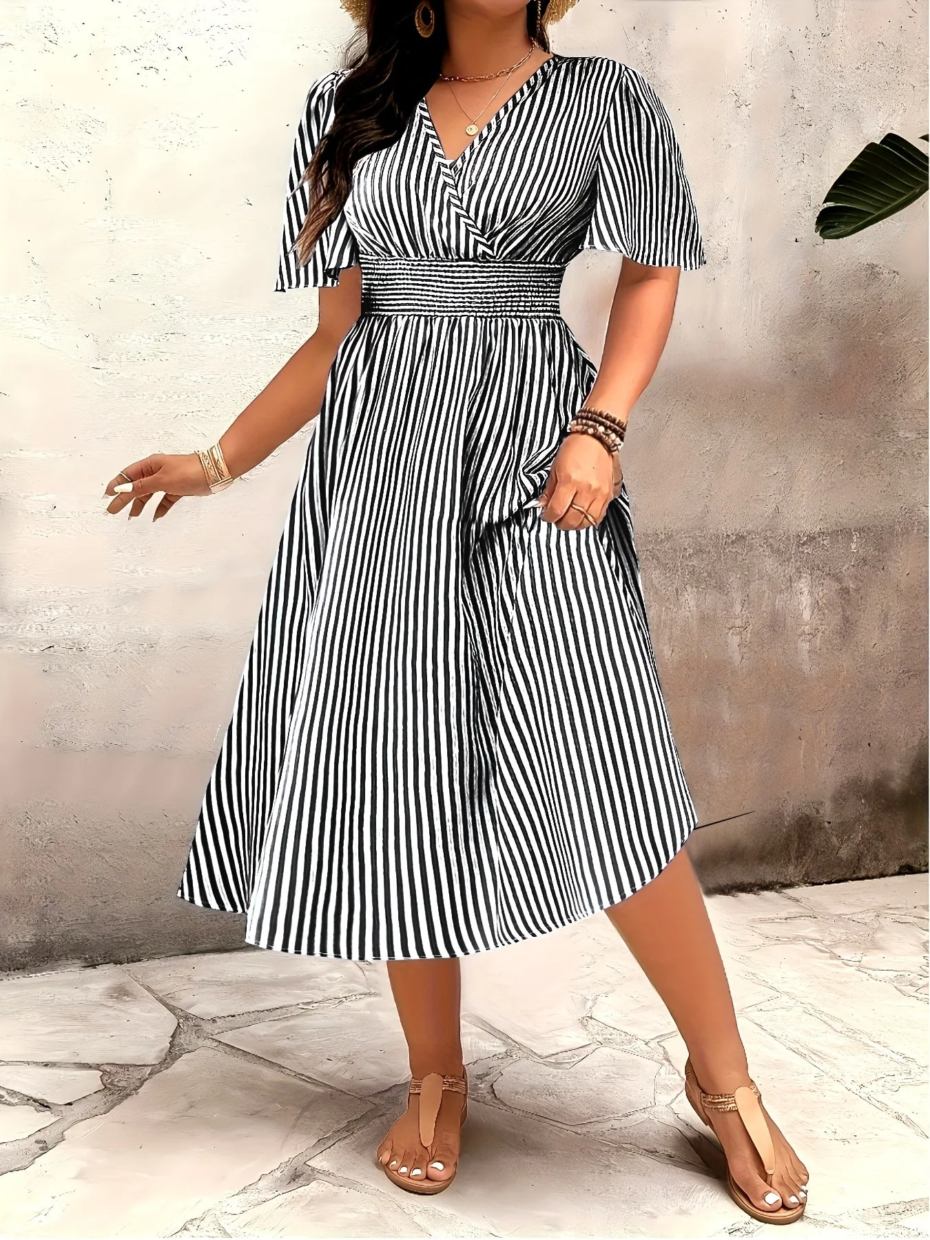 Robe élégante à rayures pour femme, style croisé et taille smockée, idéale pour les occasions spéciales - Image 10