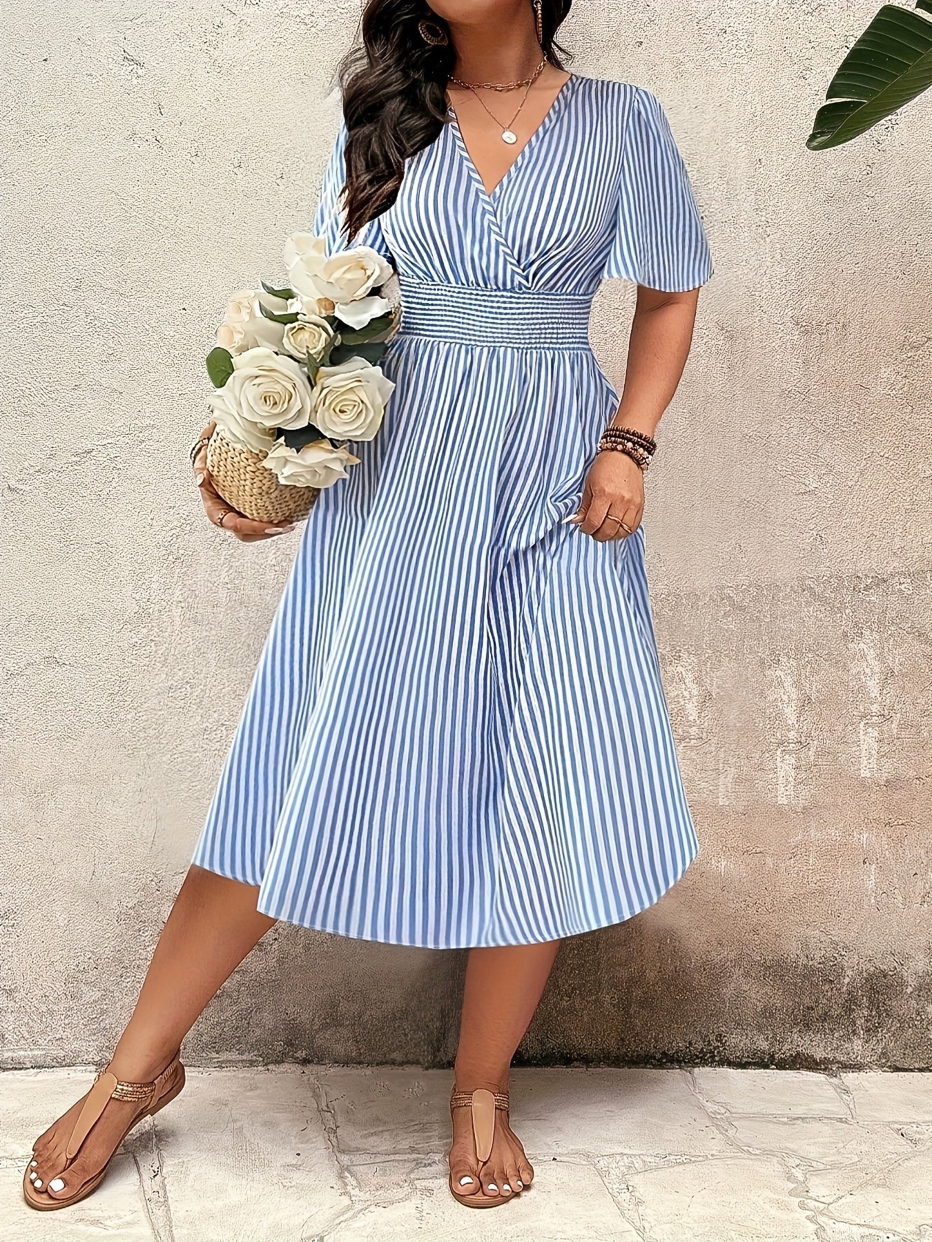 Robe élégante à rayures pour femme, style croisé et taille smockée, idéale pour les occasions spéciales - Image 2