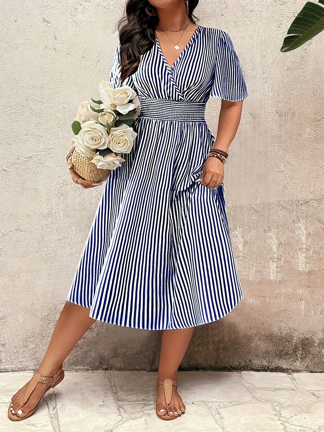 Robe élégante à rayures pour femme, style croisé et taille smockée, idéale pour les occasions spéciales - Image 3