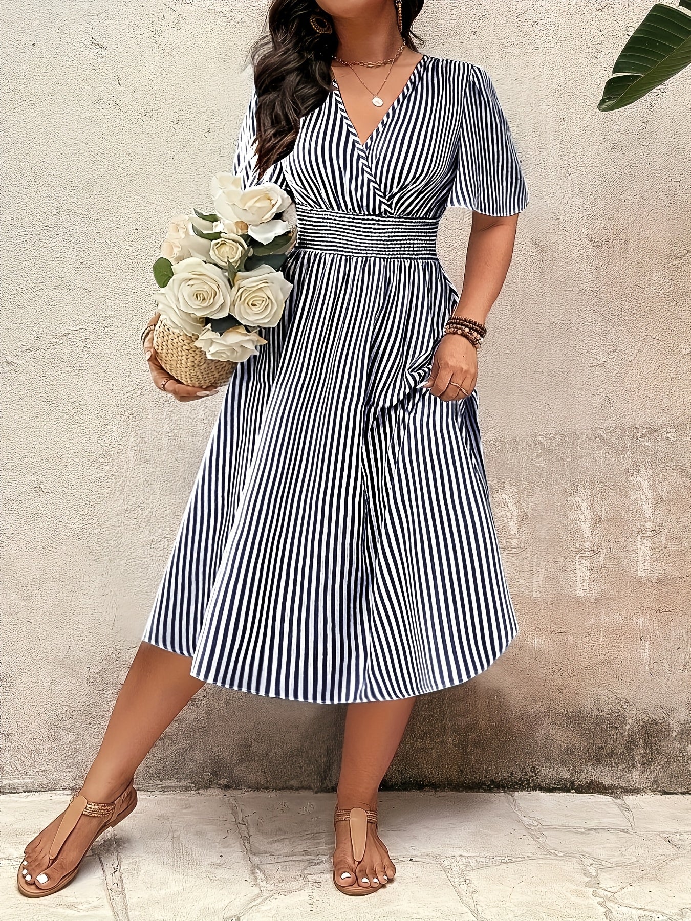 Robe élégante à rayures pour femme, style croisé et taille smockée, idéale pour les occasions spéciales - Image 4