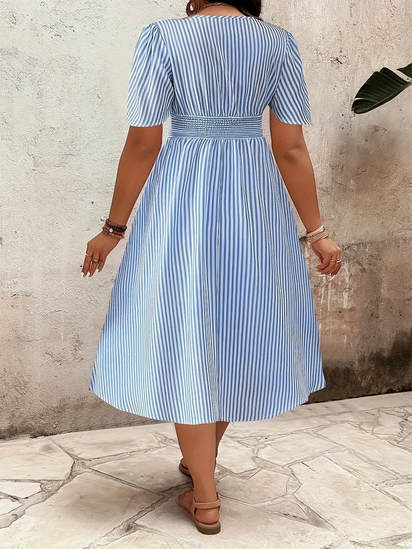 Robe élégante à rayures pour femme, style croisé et taille smockée, idéale pour les occasions spéciales - Image 5