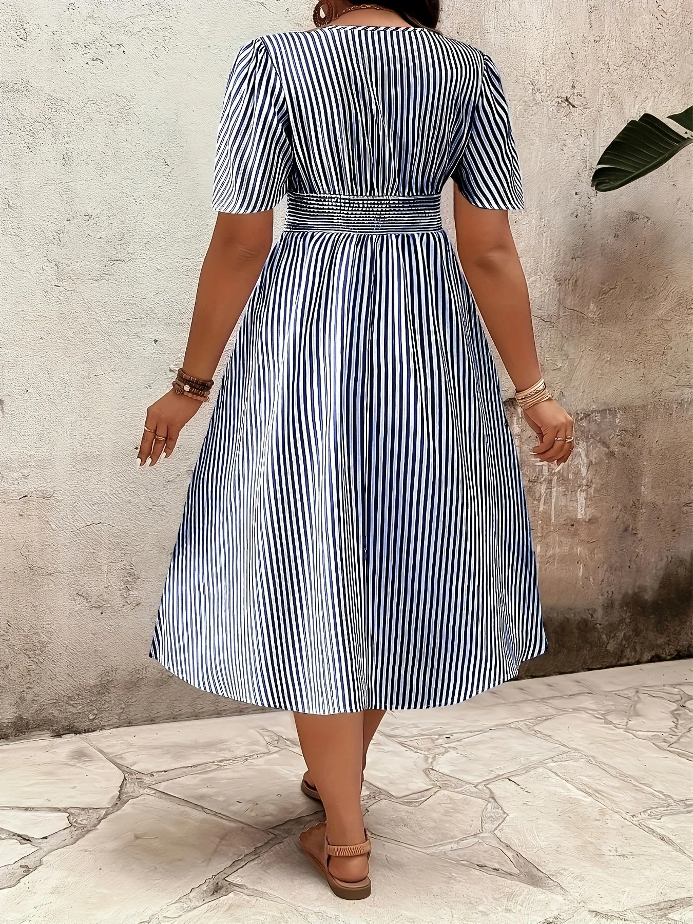 Robe élégante à rayures pour femme, style croisé et taille smockée, idéale pour les occasions spéciales - Image 6