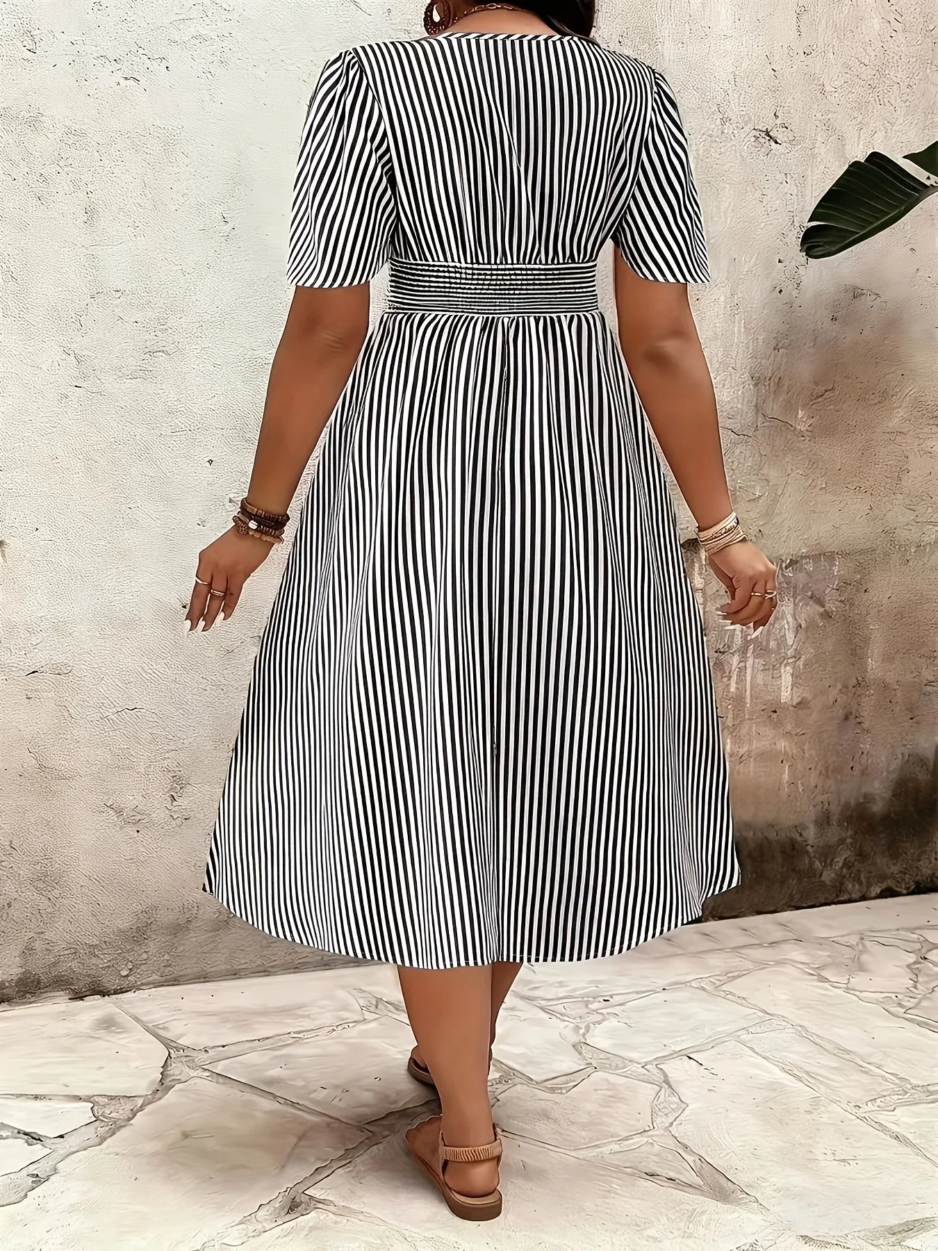 Robe élégante à rayures pour femme, style croisé et taille smockée, idéale pour les occasions spéciales - Image 7