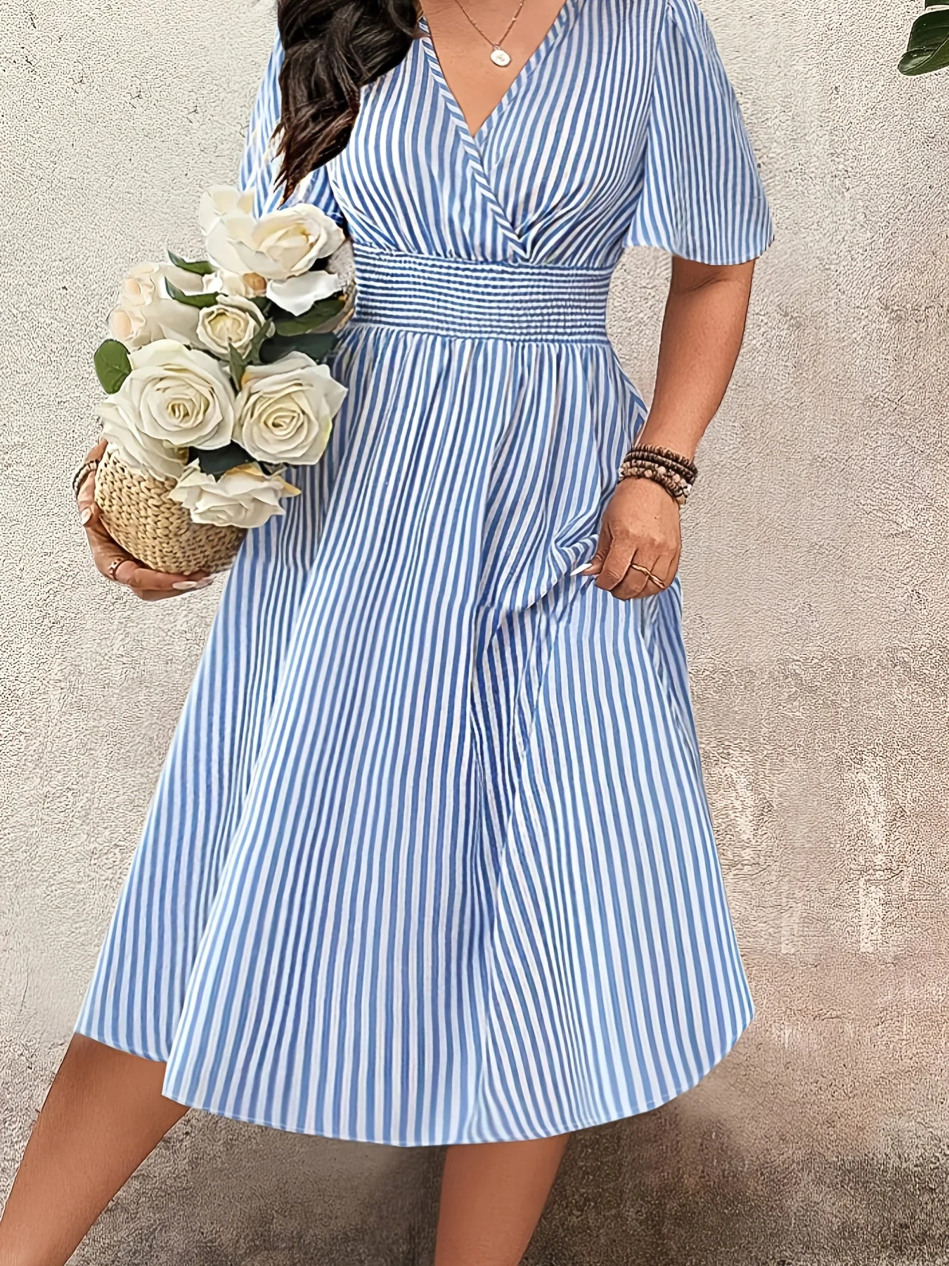 Robe élégante à rayures pour femme, style croisé et taille smockée, idéale pour les occasions spéciales - Image 8