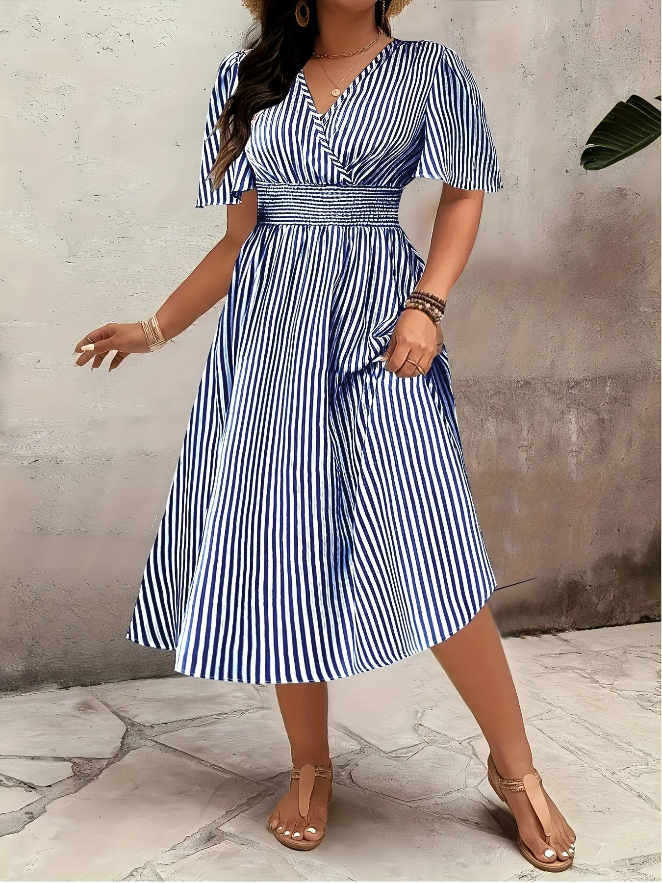 Robe élégante à rayures pour femme, style croisé et taille smockée, idéale pour les occasions spéciales - Image 9