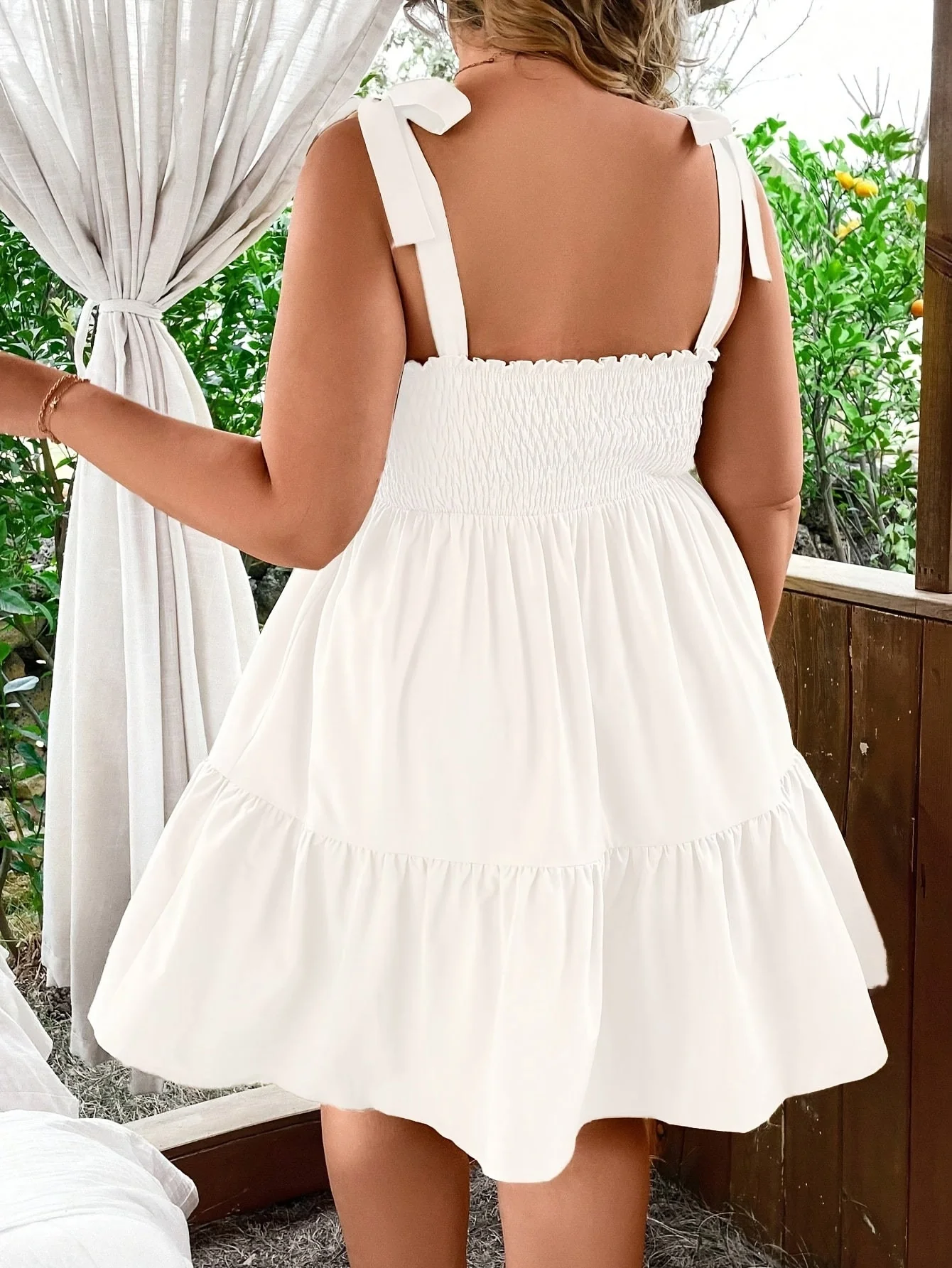 Robe d'été décontractée pour femme à bretelles nouées et haut smocké style vacances - Image 7