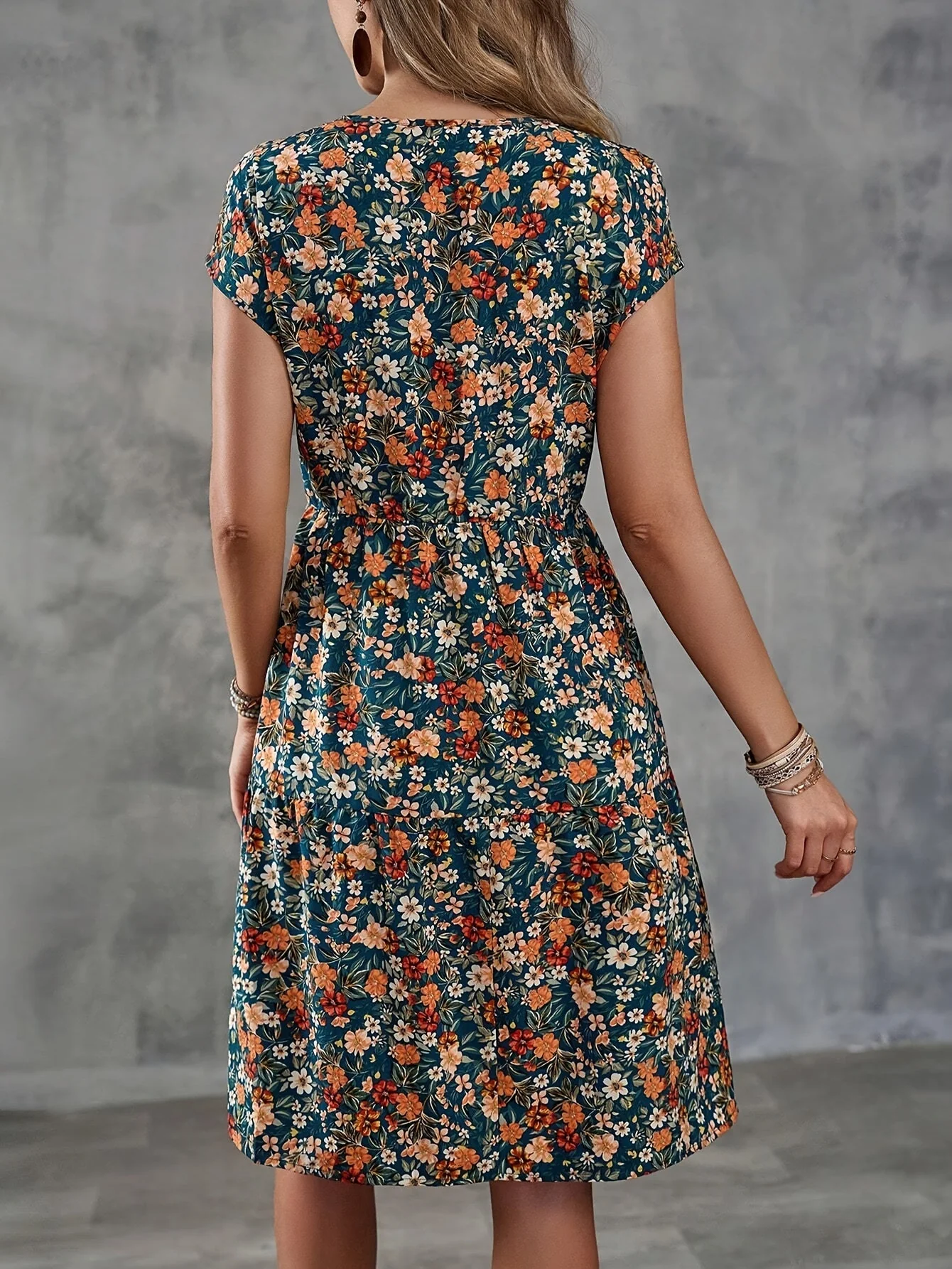 Robe fleurie décontractée pour femme style vacances à manches courtes - Image 3