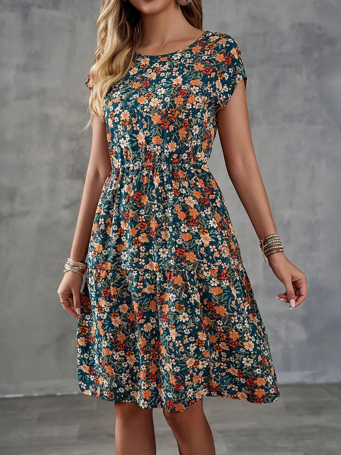 Robe fleurie décontractée pour femme style vacances à manches courtes - Image 6