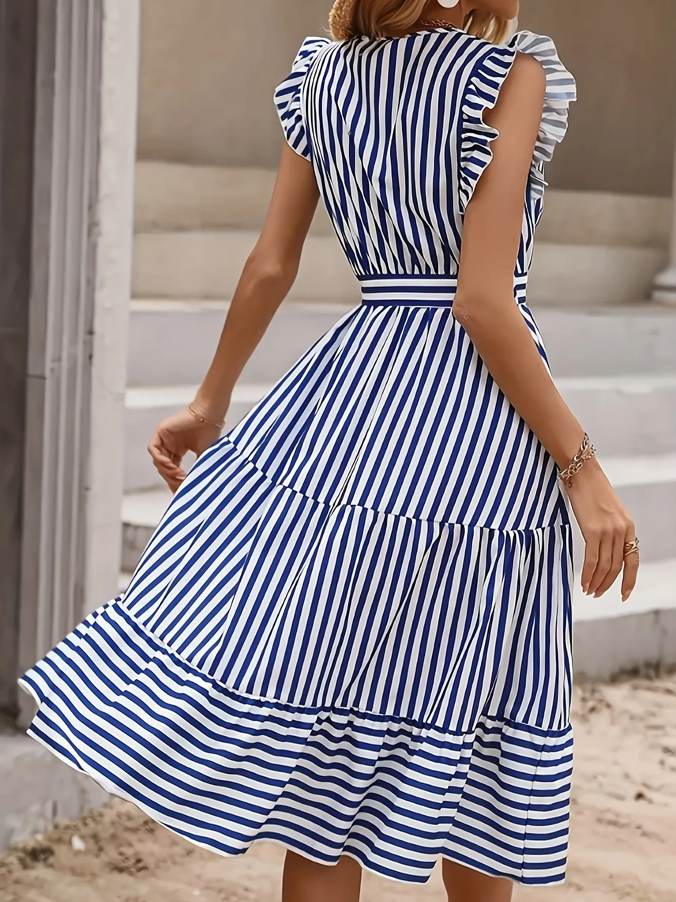 Robe portefeuille à rayures élégante sans manches pour femme – style estival chic - Image 2