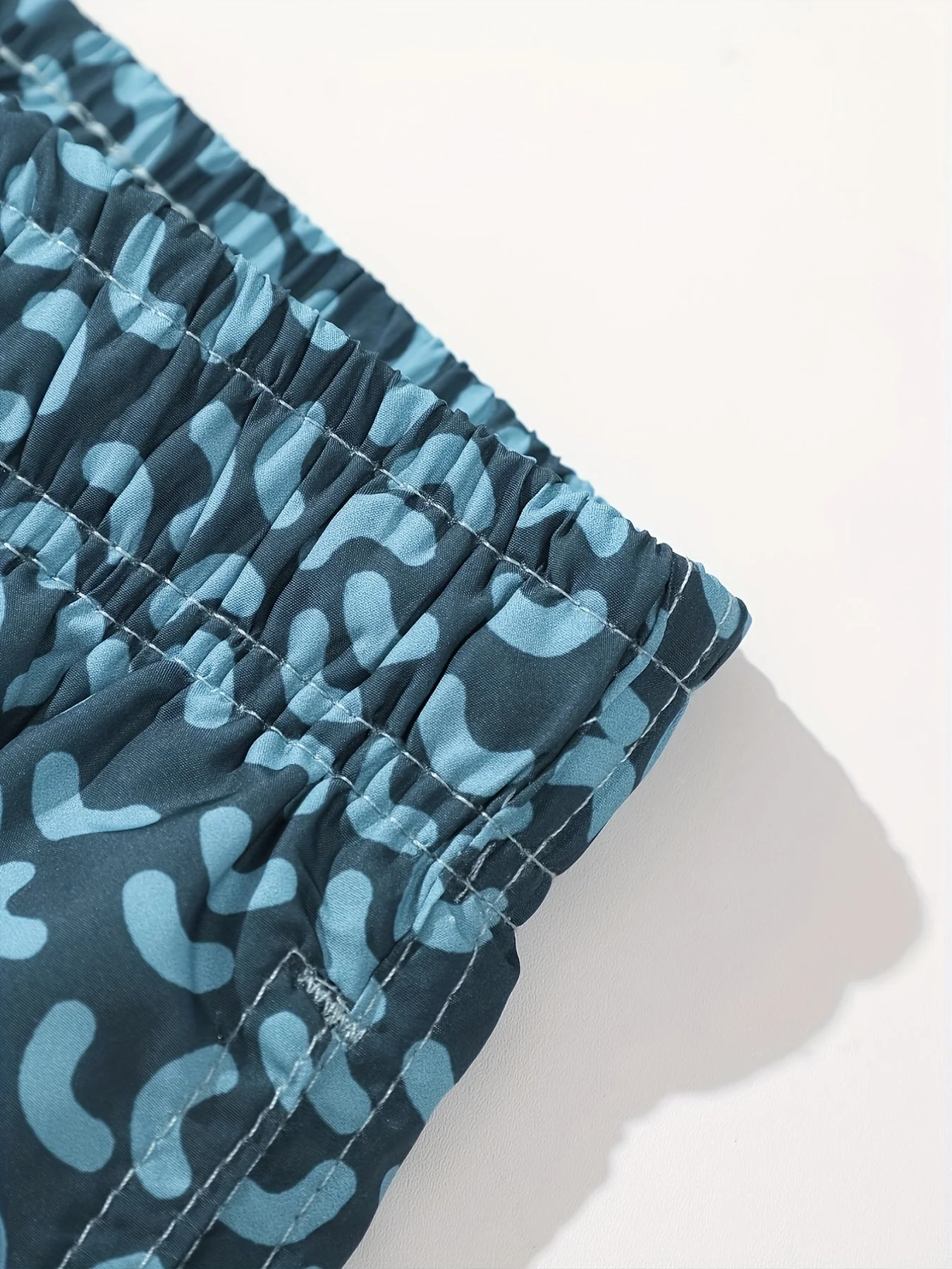 Short de bain homme style sportswear motif graphique pour plage et piscine - Image 4