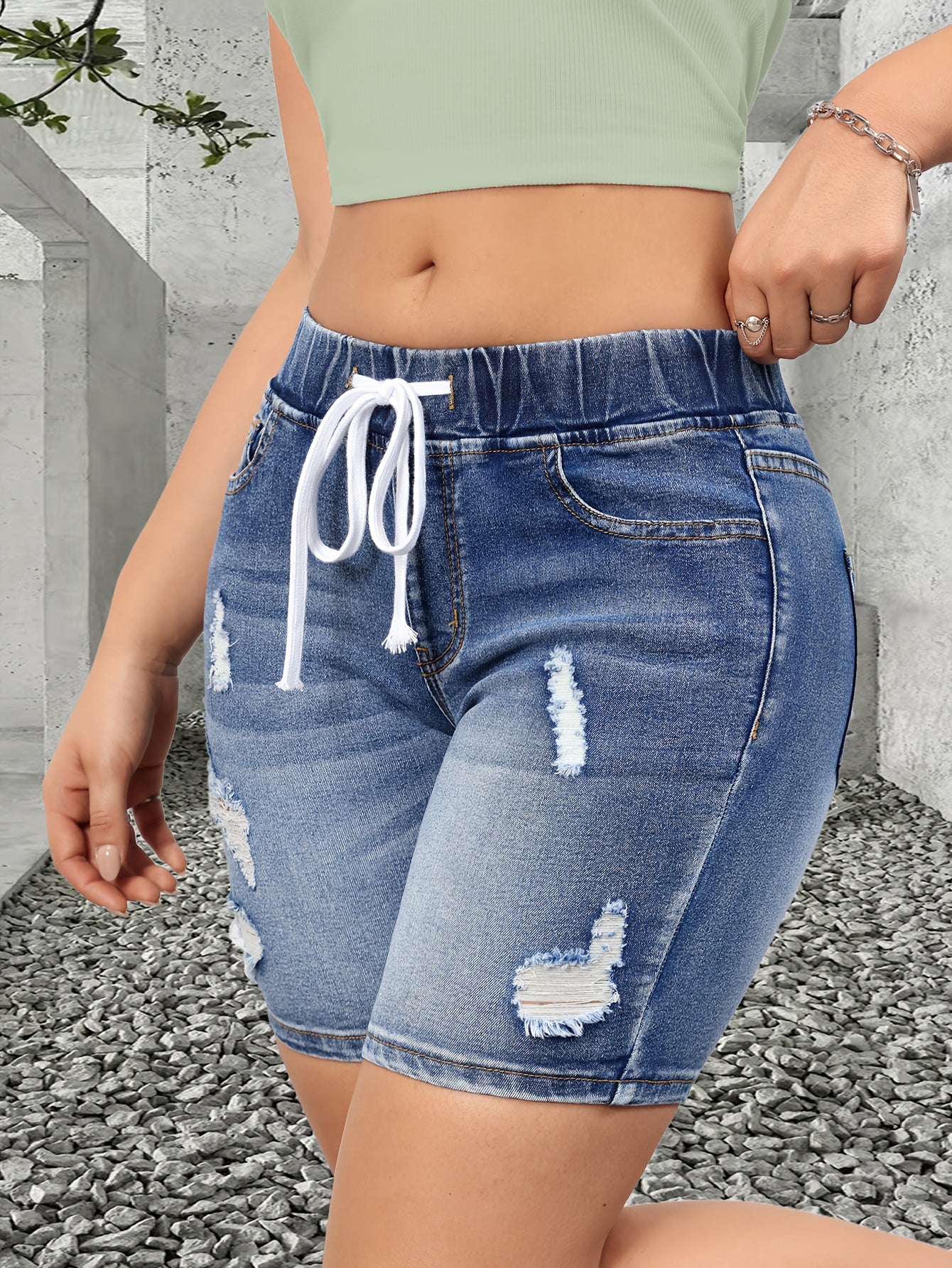 Short bermuda décontracté pour femme à taille élastique et détails usés – Idéal été et plage - Image 3