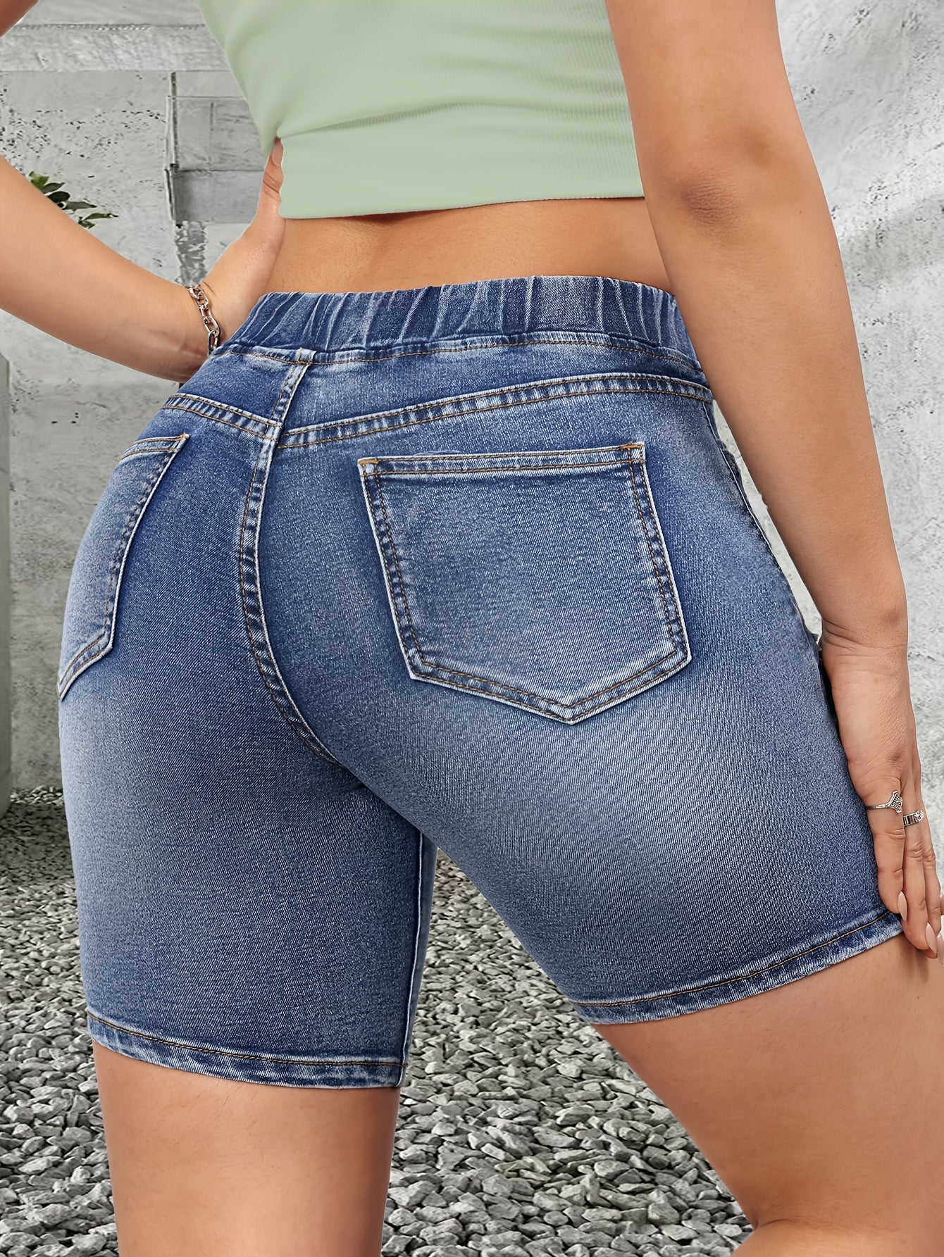 Short bermuda décontracté pour femme à taille élastique et détails usés – Idéal été et plage - Image 4