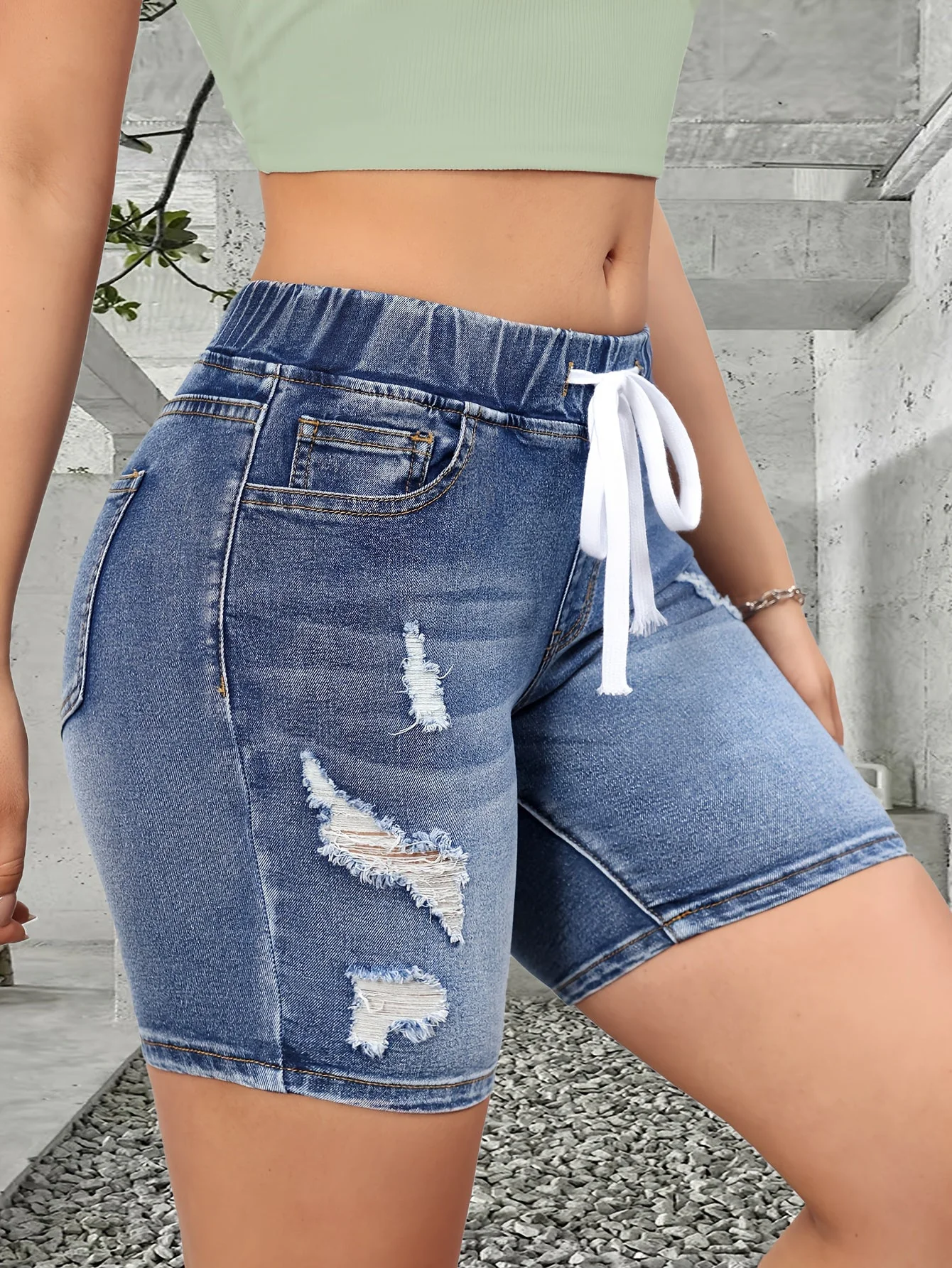 Short bermuda décontracté pour femme à taille élastique et détails usés – Idéal été et plage - Image 5
