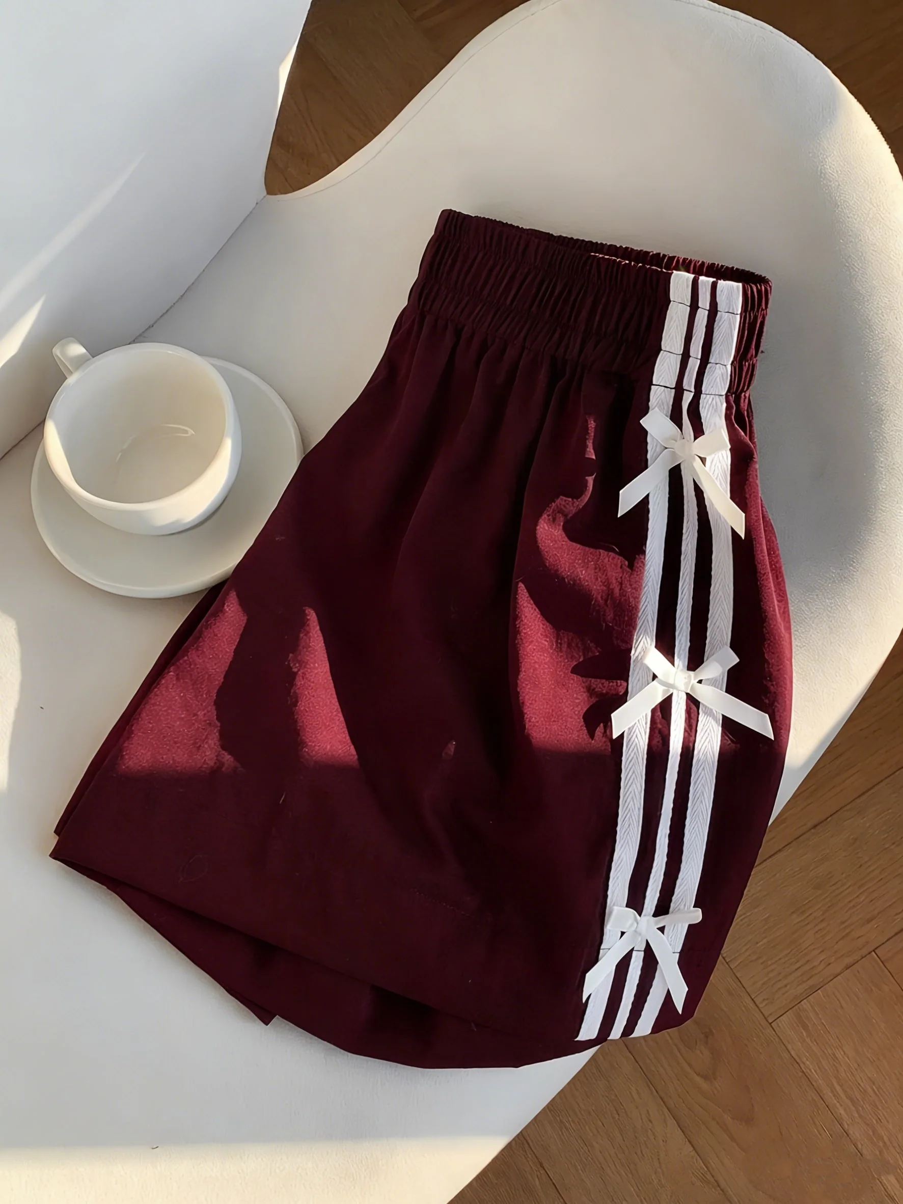 Short décontracté femme style vacances avec nœuds latéraux et bandes sportives - Image 10