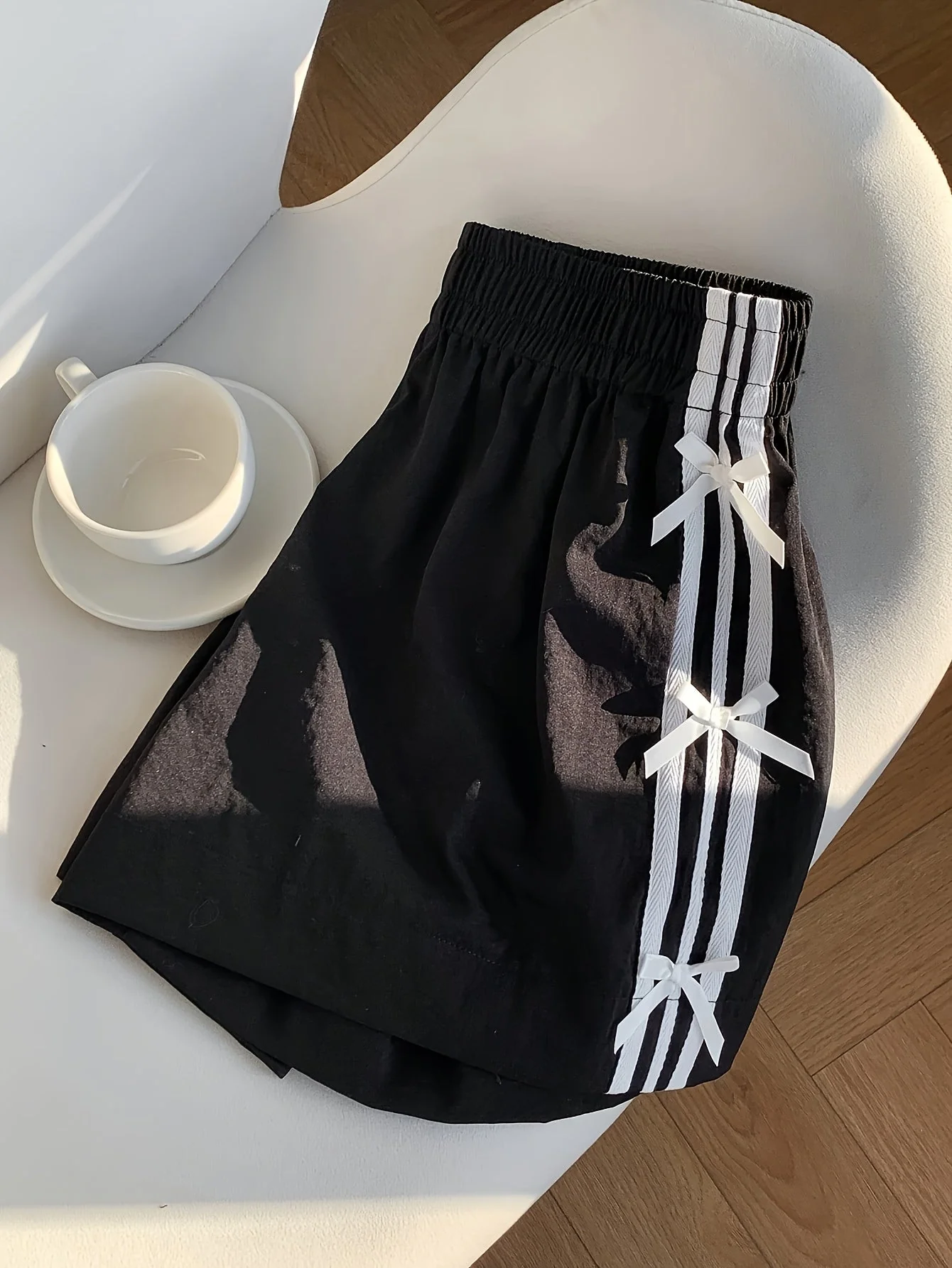 Short décontracté femme style vacances avec nœuds latéraux et bandes sportives - Image 11