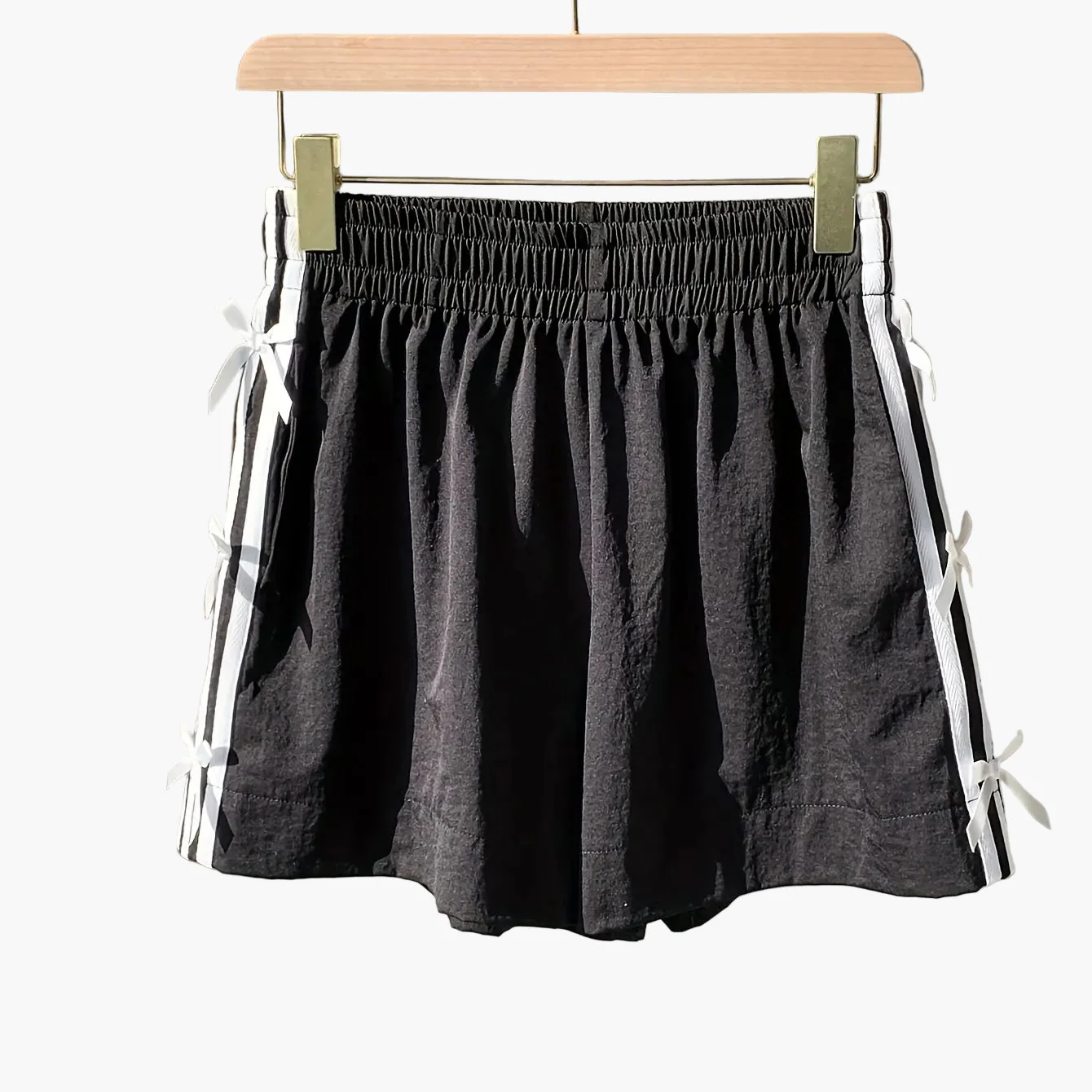 Short décontracté femme style vacances avec nœuds latéraux et bandes sportives - Image 15