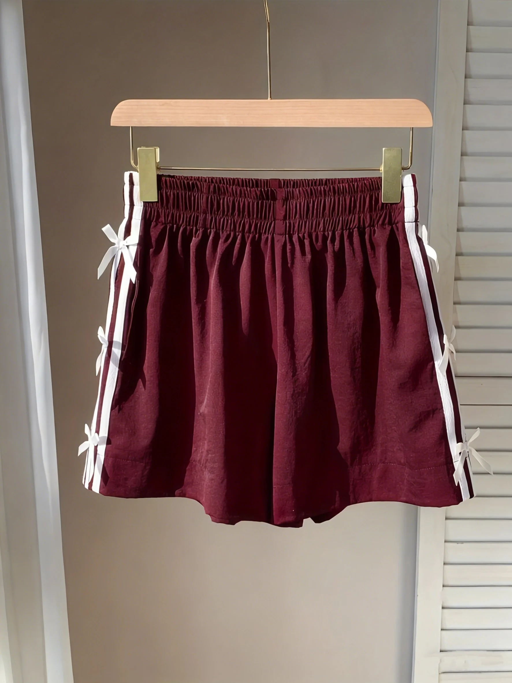 Short décontracté femme style vacances avec nœuds latéraux et bandes sportives - Image 2