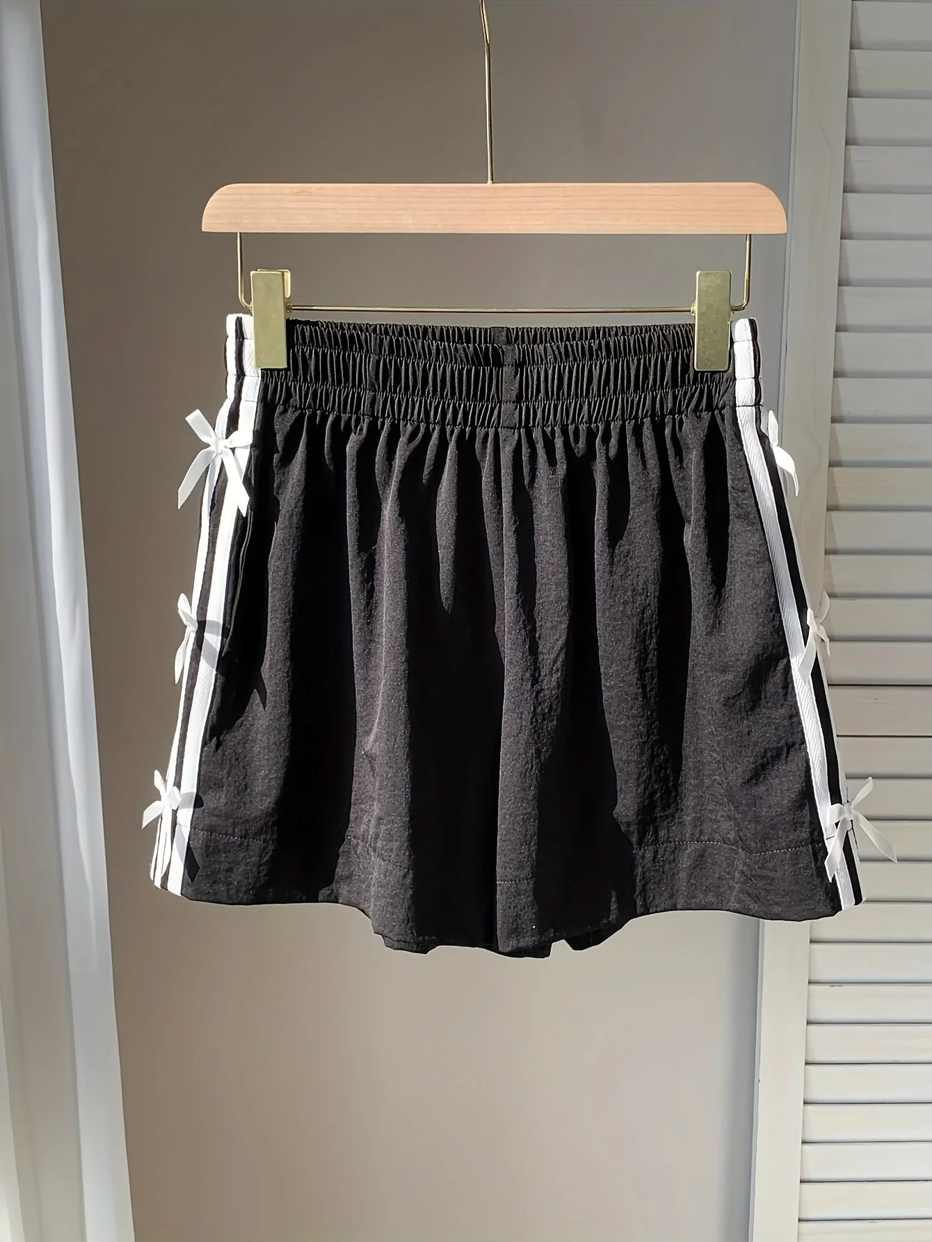 Short décontracté femme style vacances avec nœuds latéraux et bandes sportives - Image 3