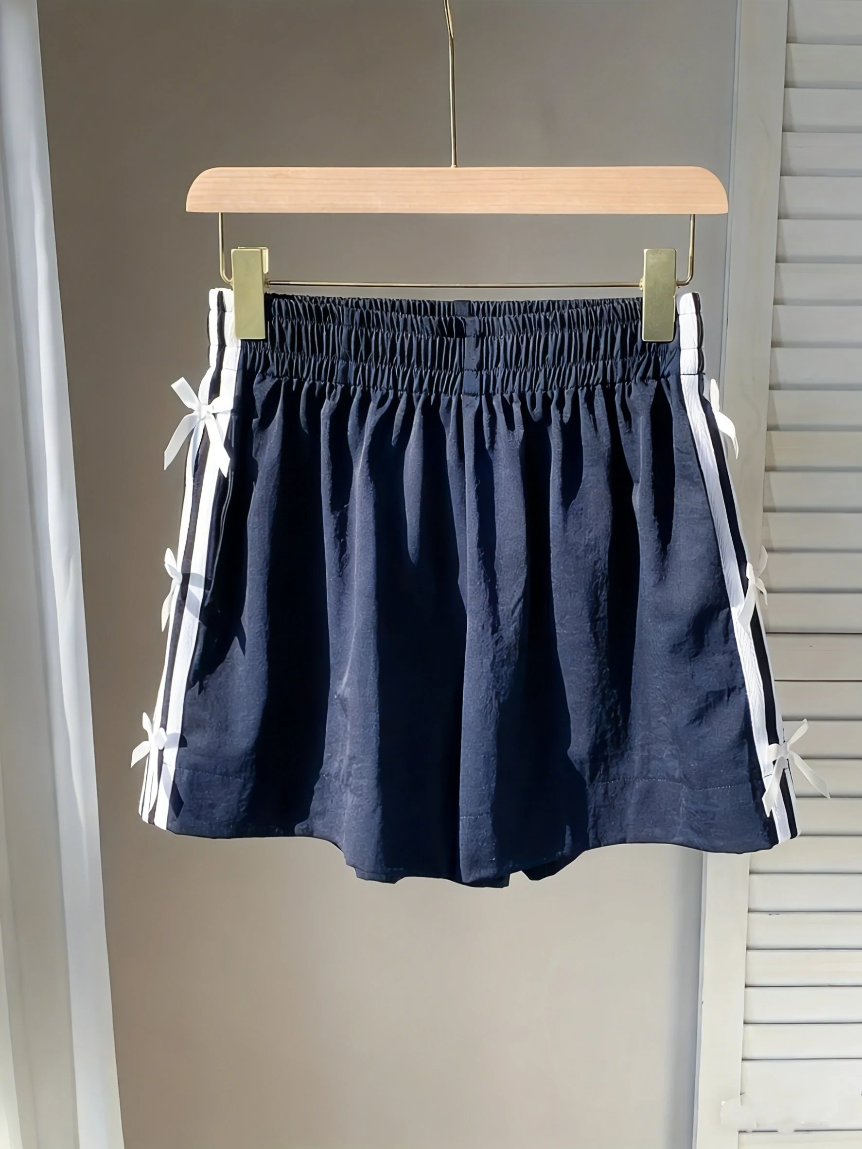 Short décontracté femme style vacances avec nœuds latéraux et bandes sportives - Image 4