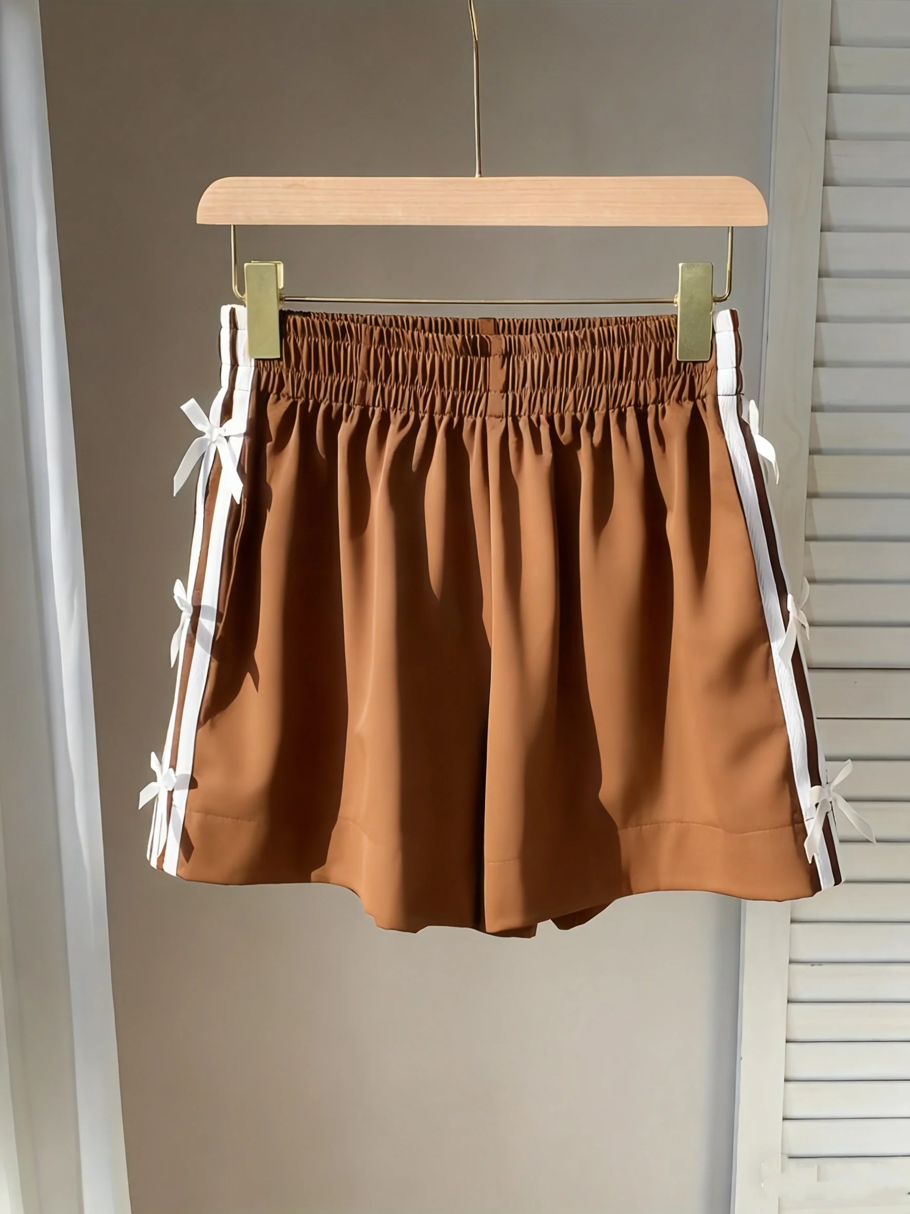 Short décontracté femme style vacances avec nœuds latéraux et bandes sportives - Image 5