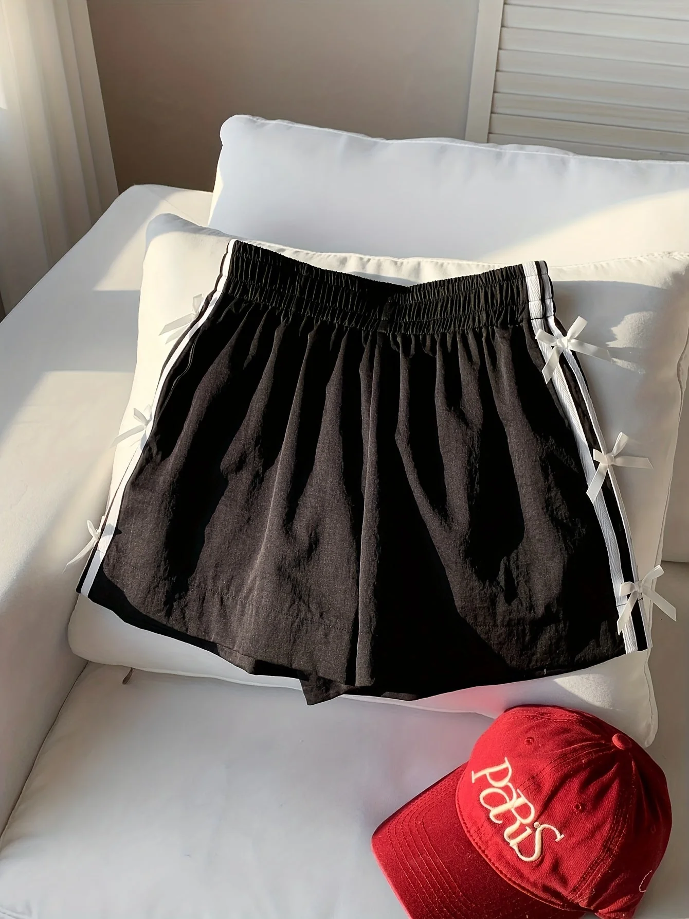 Short décontracté femme style vacances avec nœuds latéraux et bandes sportives - Image 7
