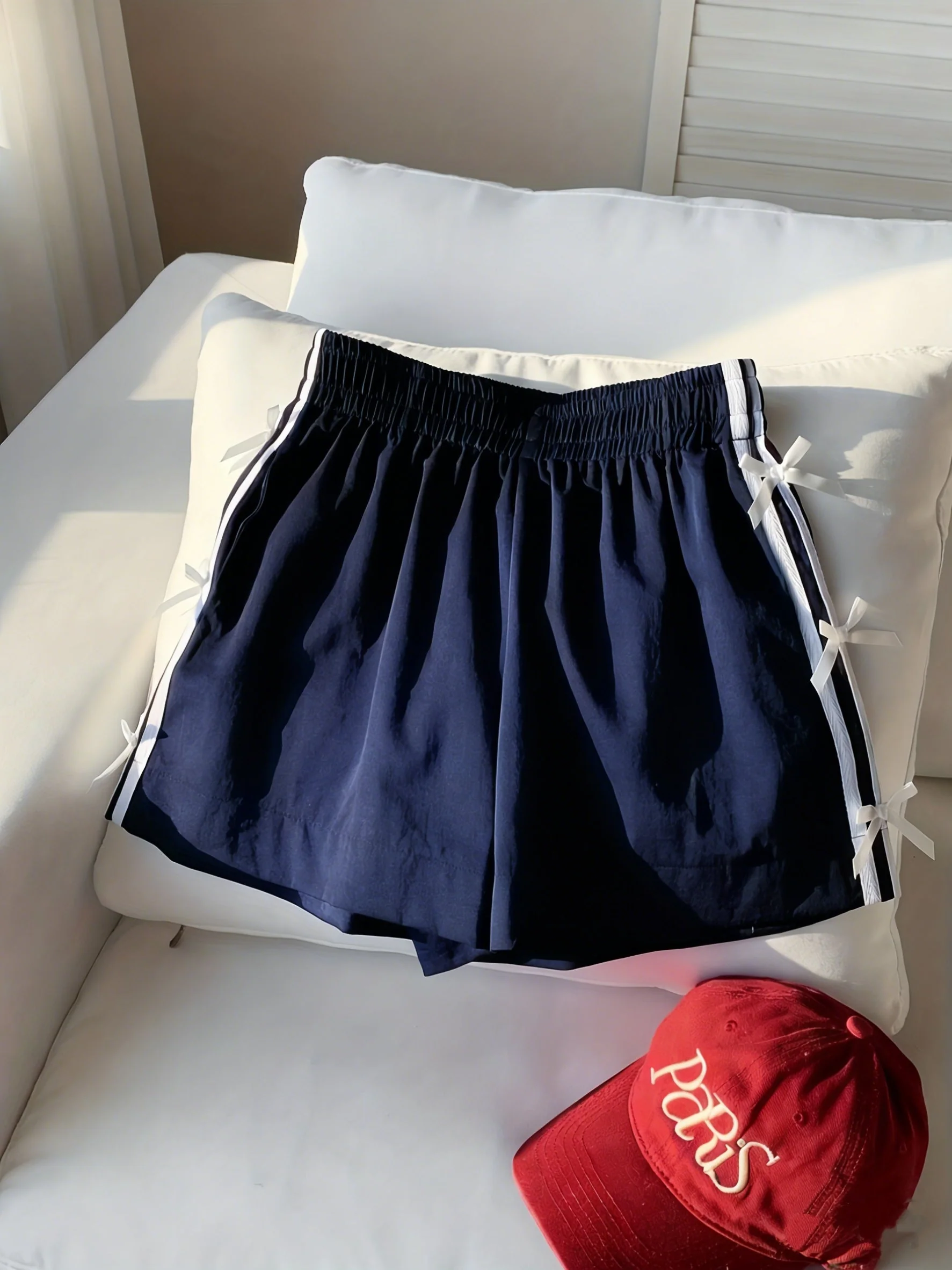 Short décontracté femme style vacances avec nœuds latéraux et bandes sportives - Image 8