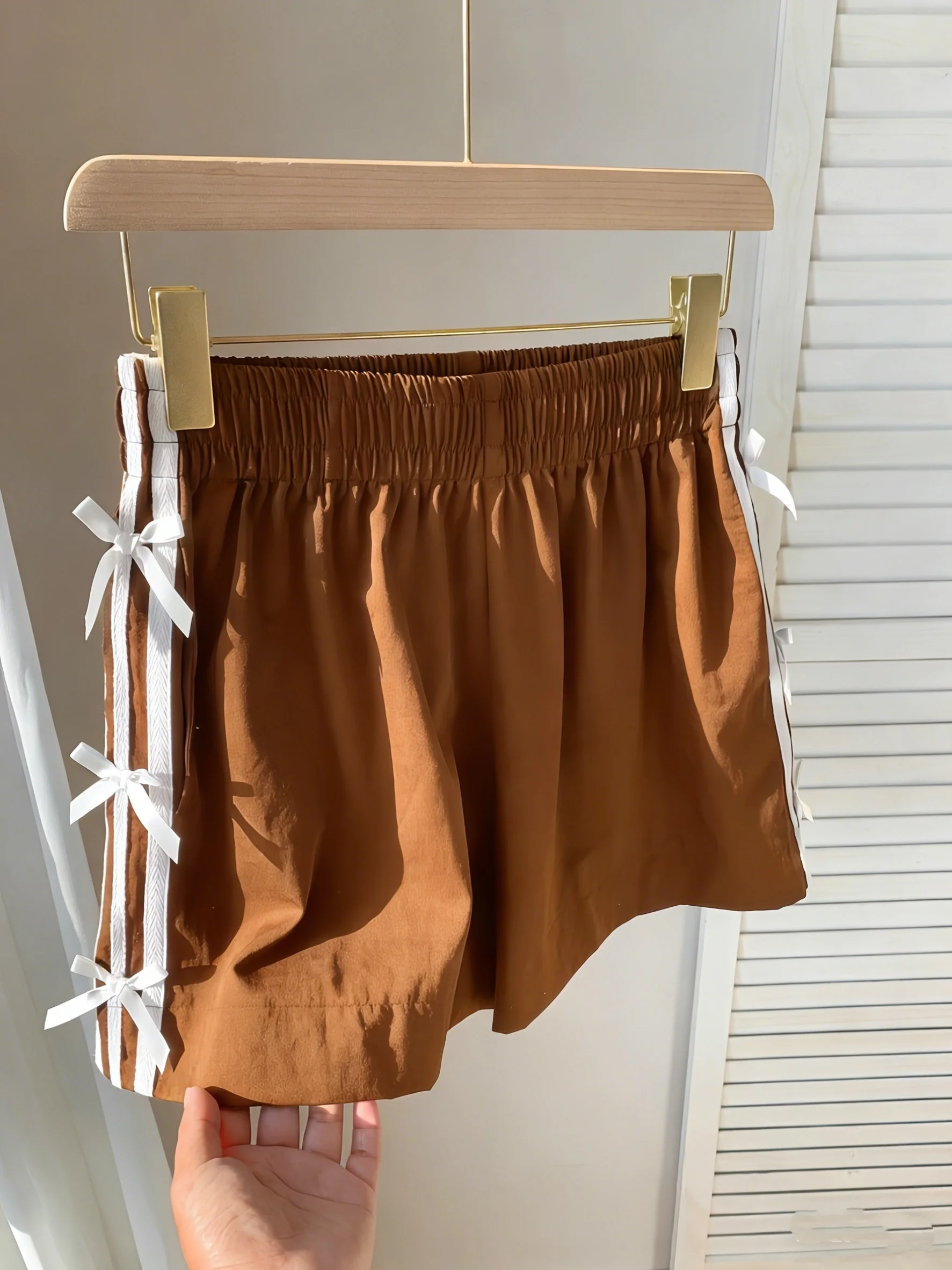 Short décontracté femme style vacances avec nœuds latéraux et bandes sportives - Image 9