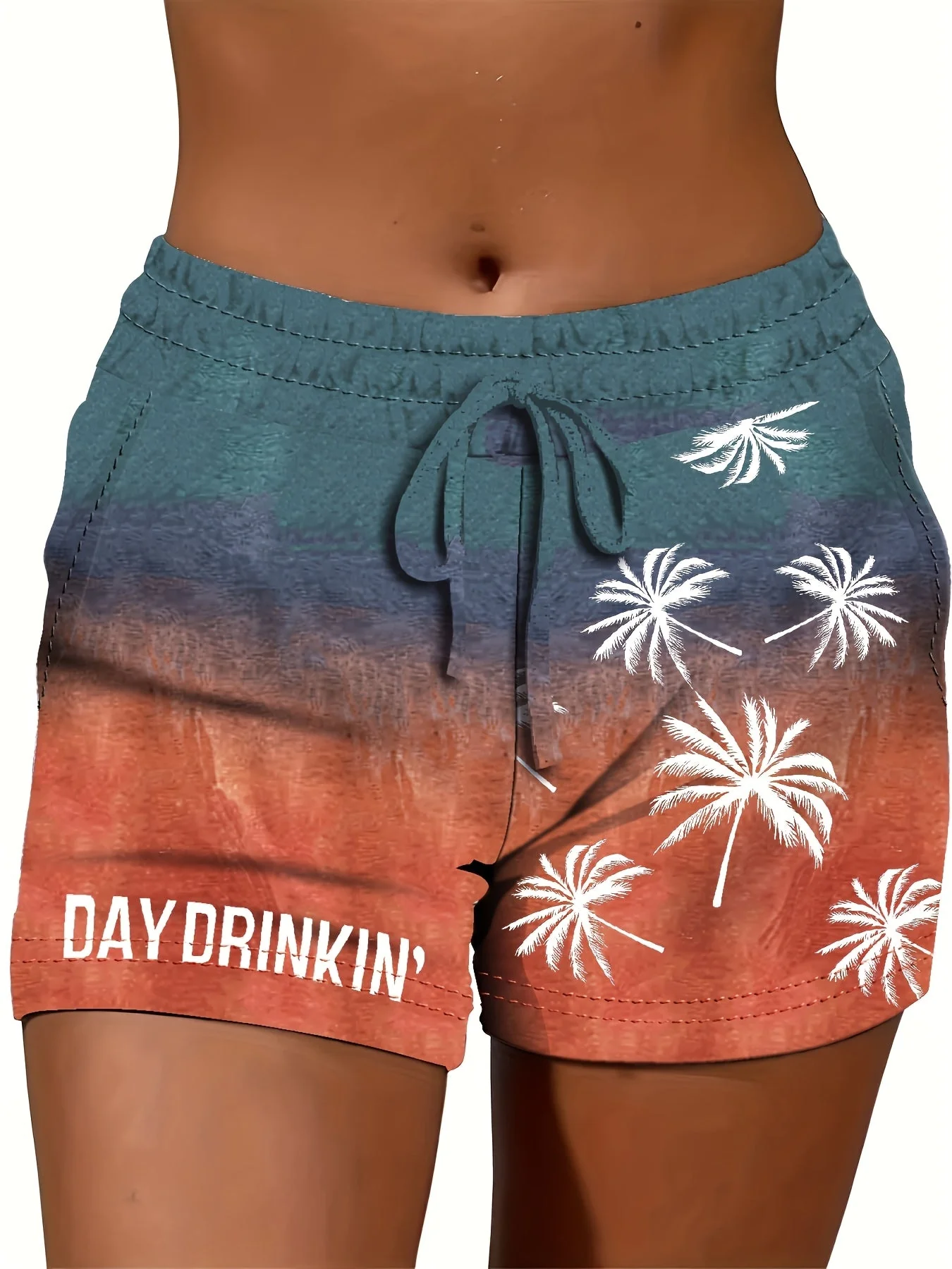Short de détente femme style vacances avec motif palmiers et inscription "DAY DRINKIN'" – Idéal pour l'été et les loisirs - Image 2