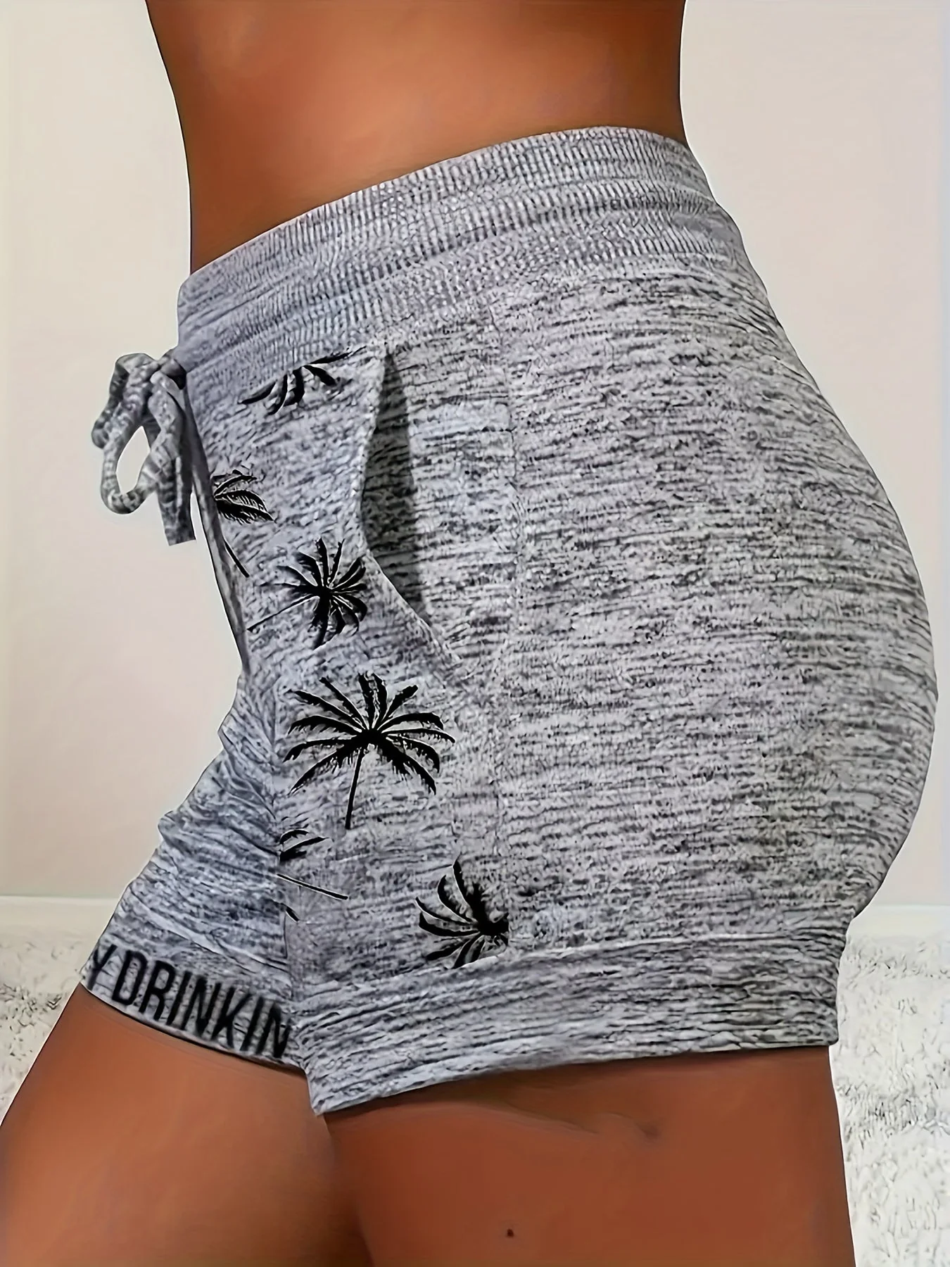 Short de détente femme style vacances avec motif palmiers et inscription "DAY DRINKIN'" – Idéal pour l'été et les loisirs - Image 9
