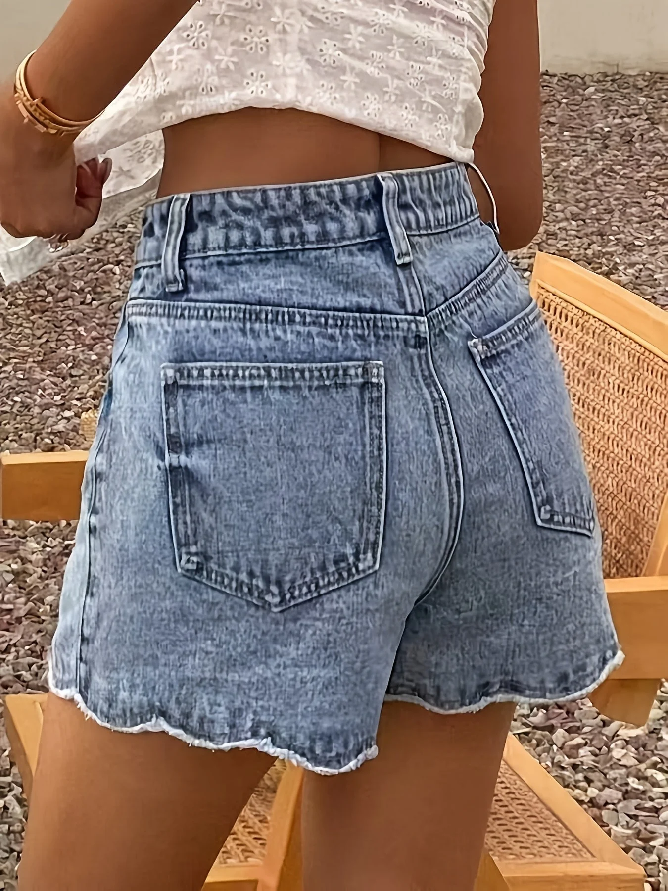 Shorts en jean femme style casual taille haute coupe évasée ourlet festonné été - Image 3