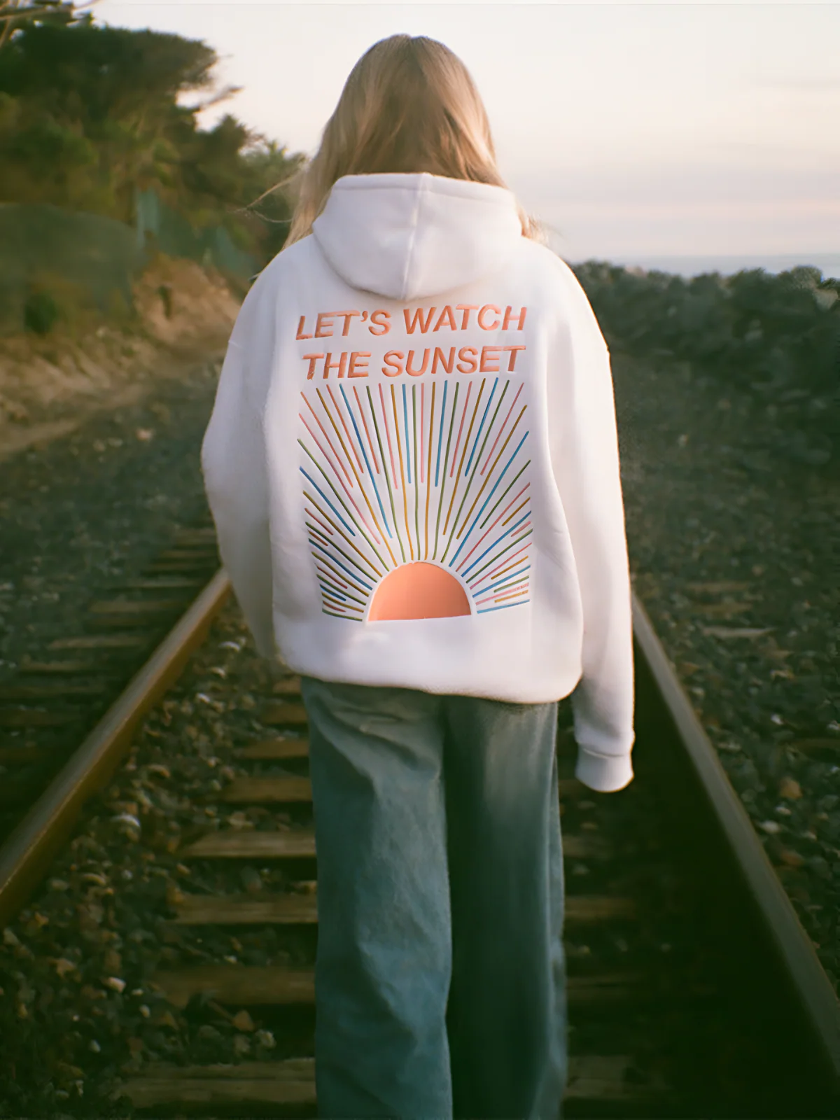 Sweat à Capuche Oversize Femme Style Décontracté Message 'Let's Watch the Sunset' Idéal pour Plage et Loisirs - Image 4