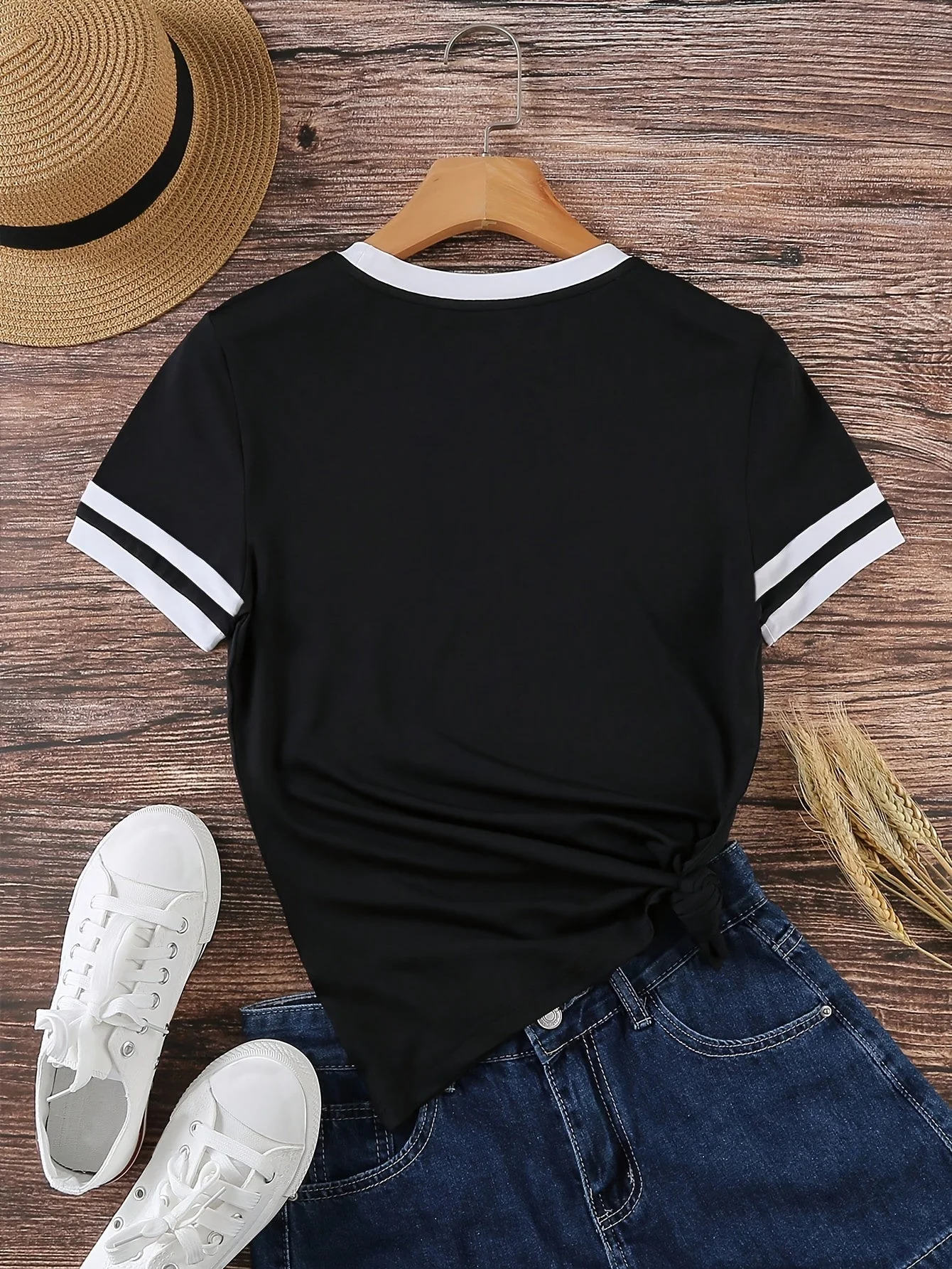 T-shirt décontracté pour femme avec cœur imprimé style sport chic - Image 2