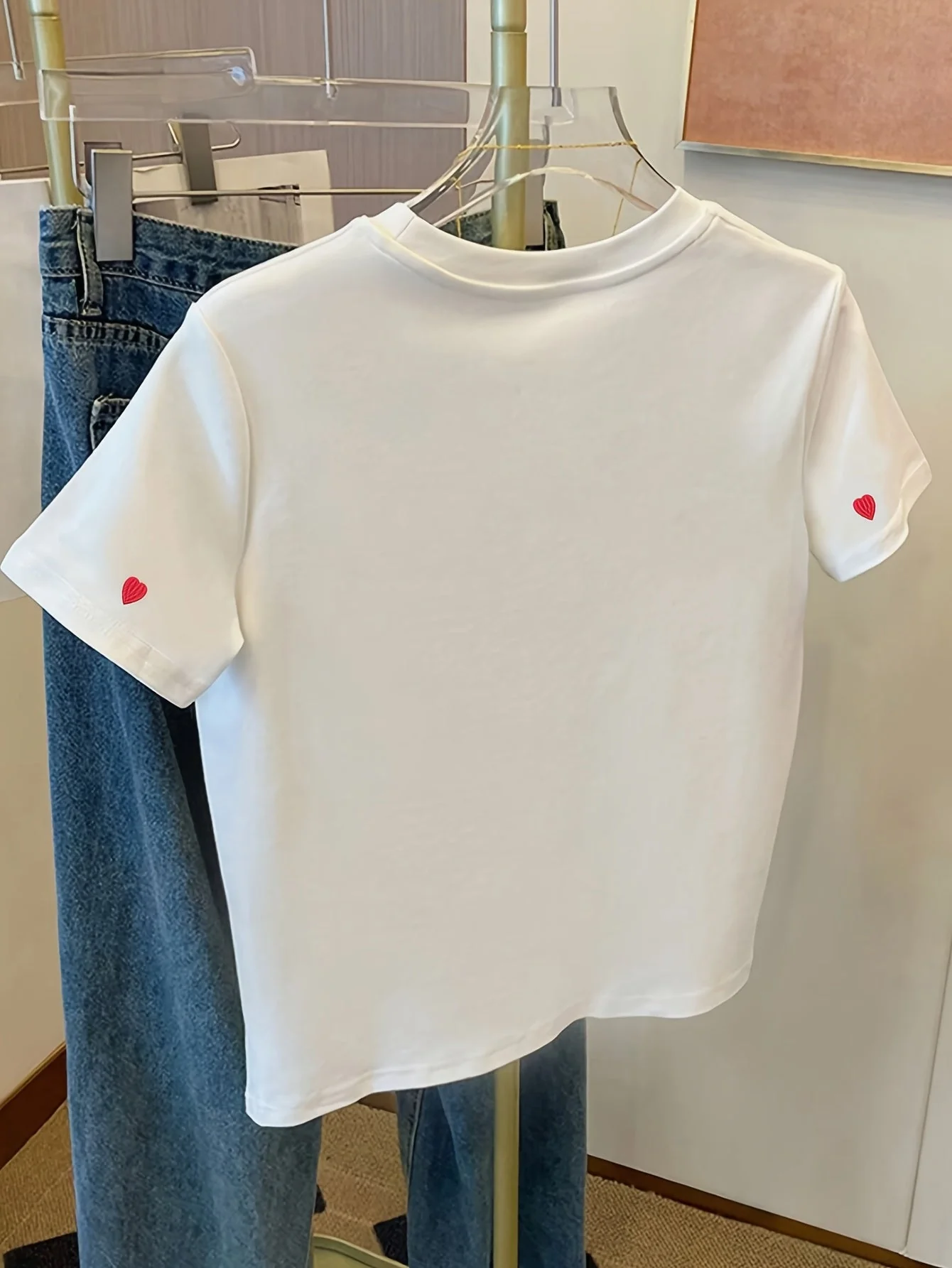 T-shirt décontracté à motif cœur brodé pour femmes, style tendance et usage quotidien - Image 2