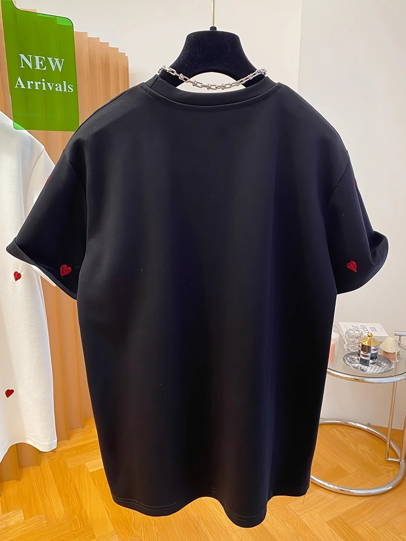 T-shirt décontracté à motif cœur brodé pour femmes, style tendance et usage quotidien - Image 3