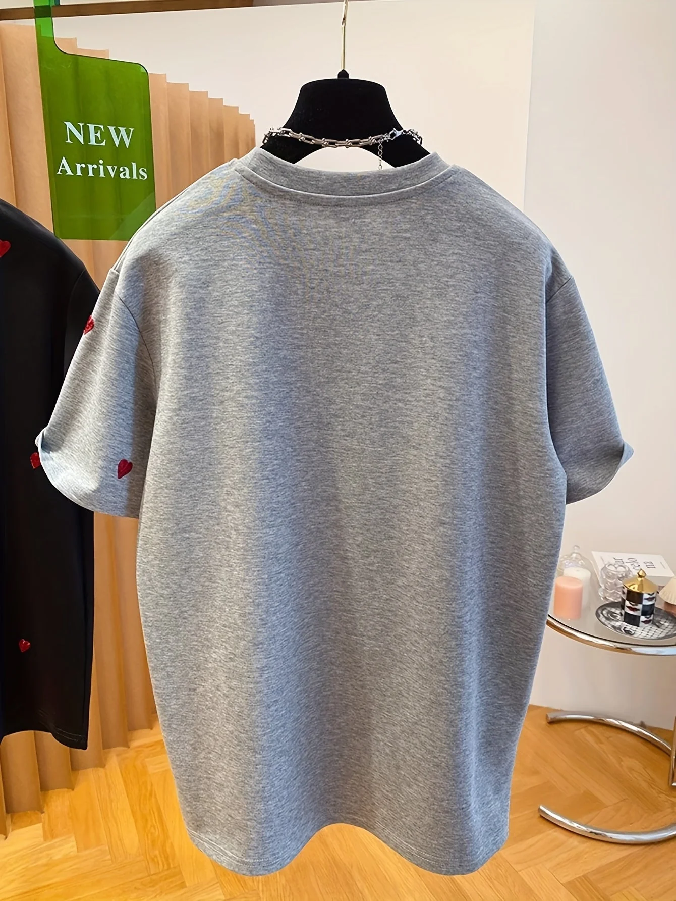 T-shirt décontracté à motif cœur brodé pour femmes, style tendance et usage quotidien - Image 4