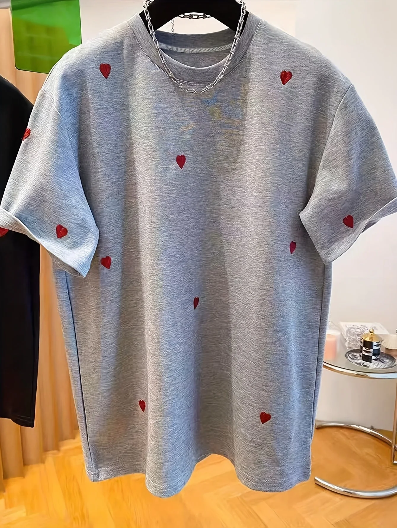 T-shirt décontracté à motif cœur brodé pour femmes, style tendance et usage quotidien - Image 7