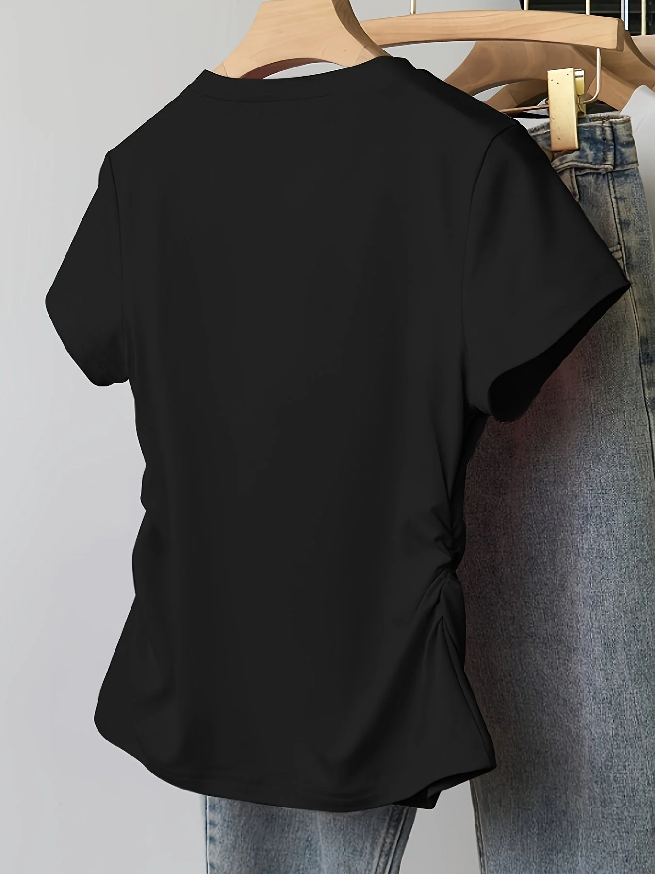 T-shirt femme coupe ajustée motif cœur style décontracté et tendance - Image 10