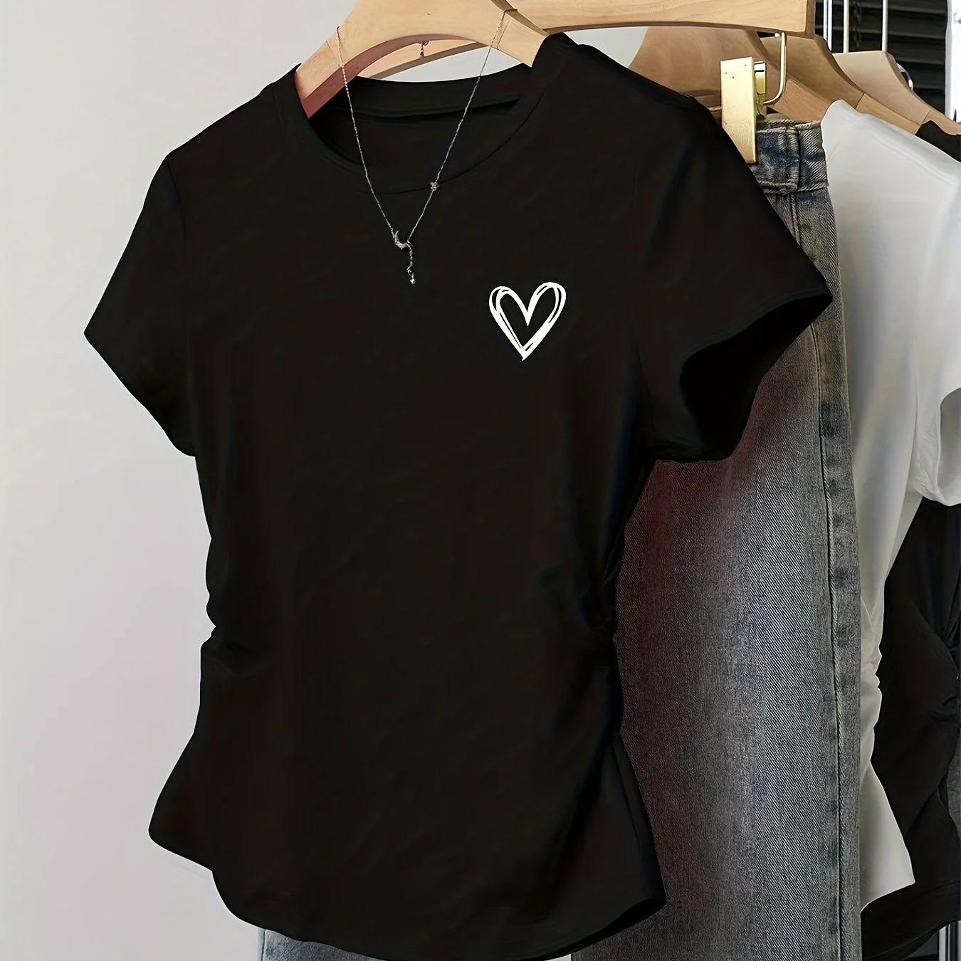 T-shirt femme coupe ajustée motif cœur style décontracté et tendance - Image 11